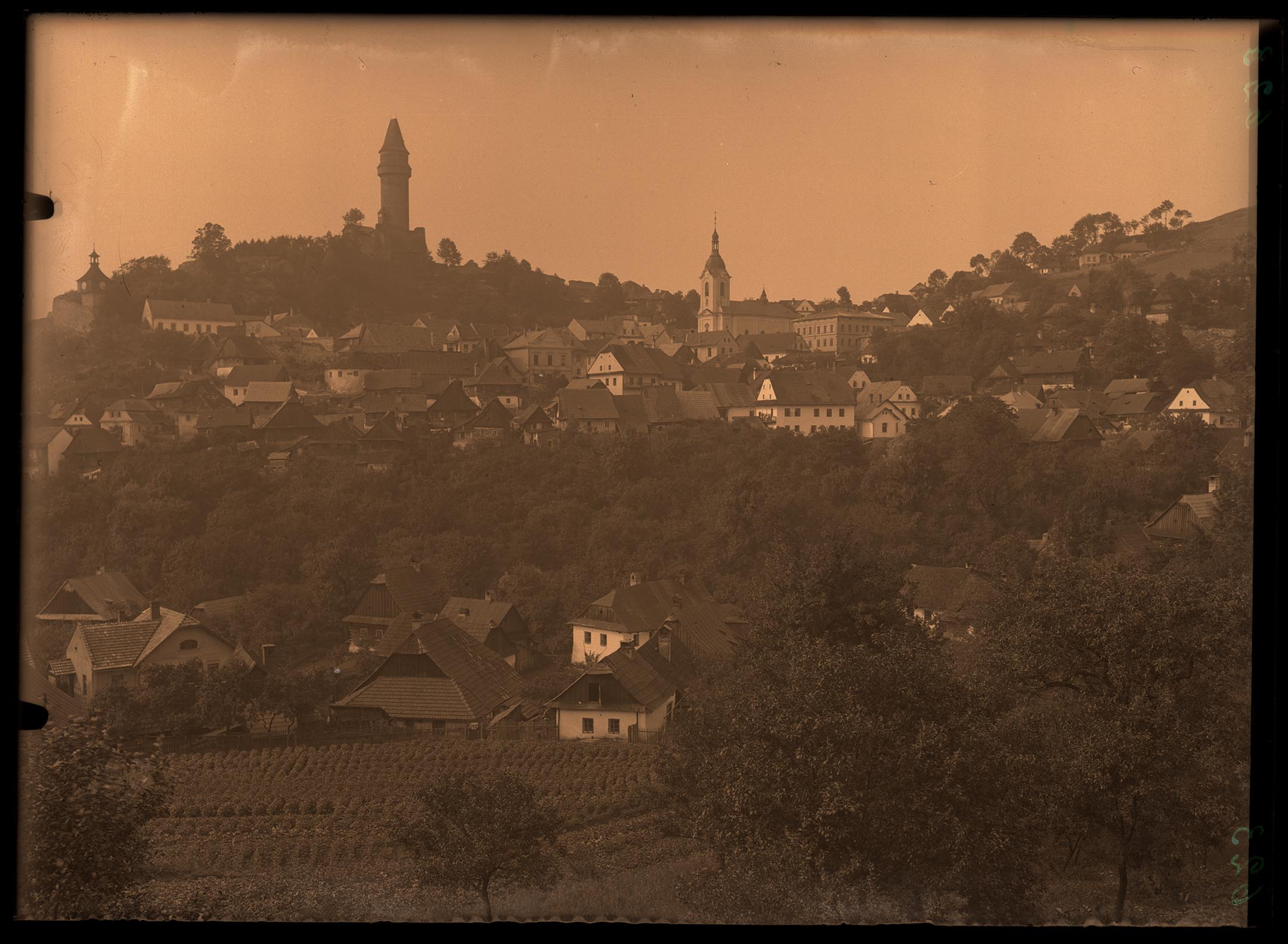 Náhledový obrázek Pohled na Štramberk, město1359, v pozadí zřícenina hradu s pozdněgotickou věží, kostel - 1