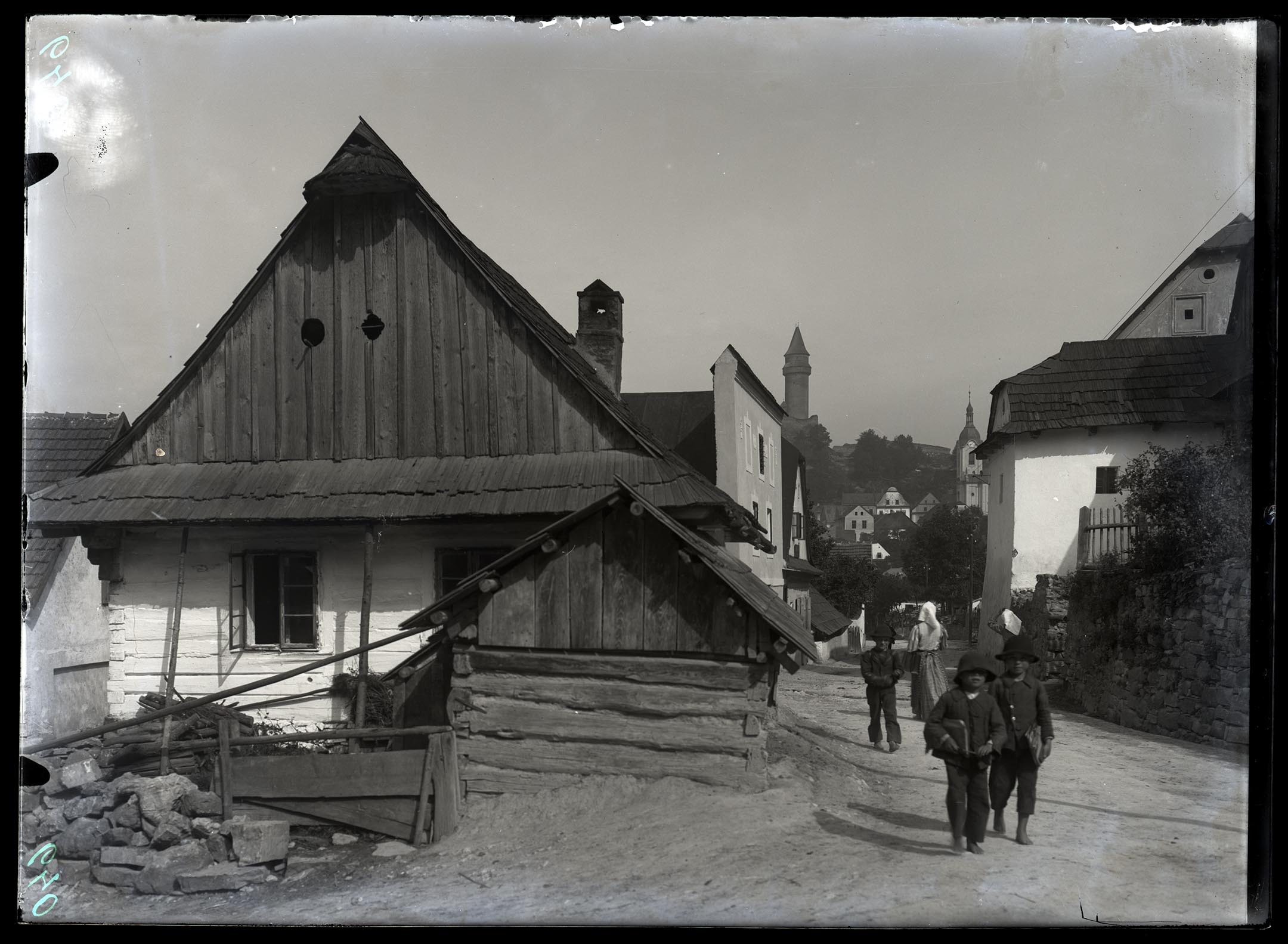 Náhledový obrázek Chalupy, srubové, omazané, obílené, štítově orientované, šindel, podlomenice - 1