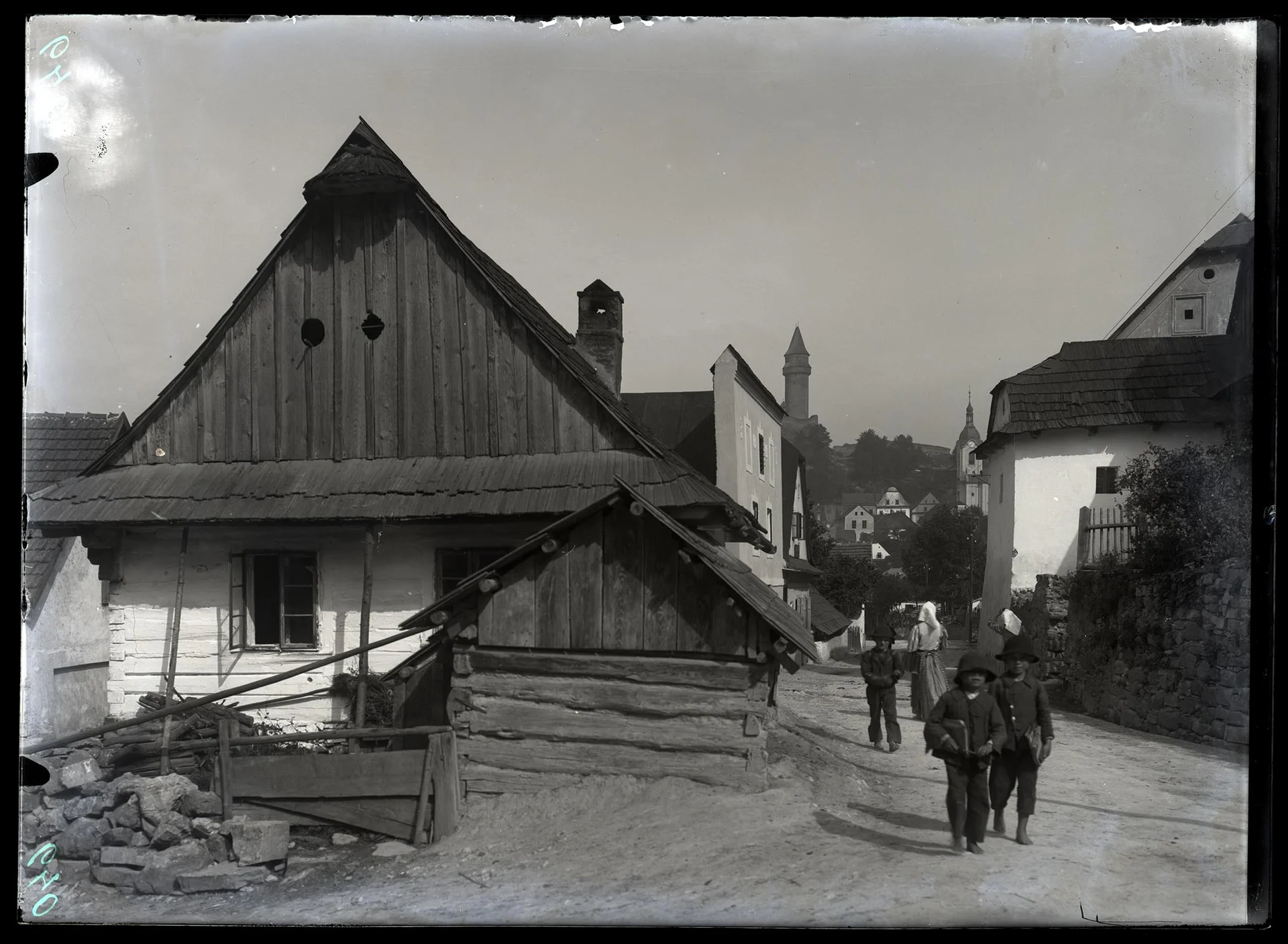 Obrázek Chalupy, srubové, omazané, obílené, štítově orientované, šindel, podlomenice