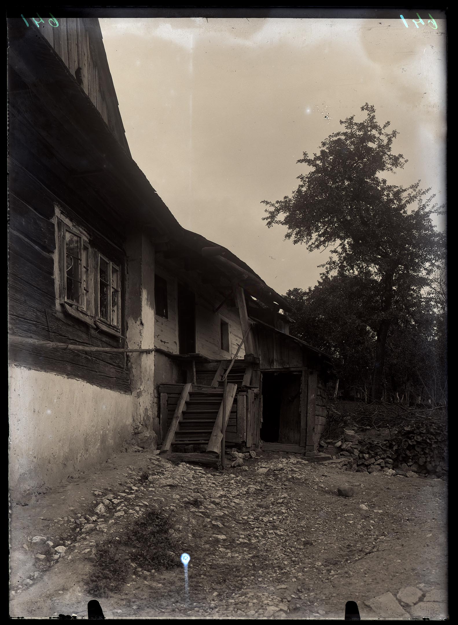 Náhledový obrázek Chalupy, srubové, omazané, obílené, na kamenné podrovnávce, šindel - 1