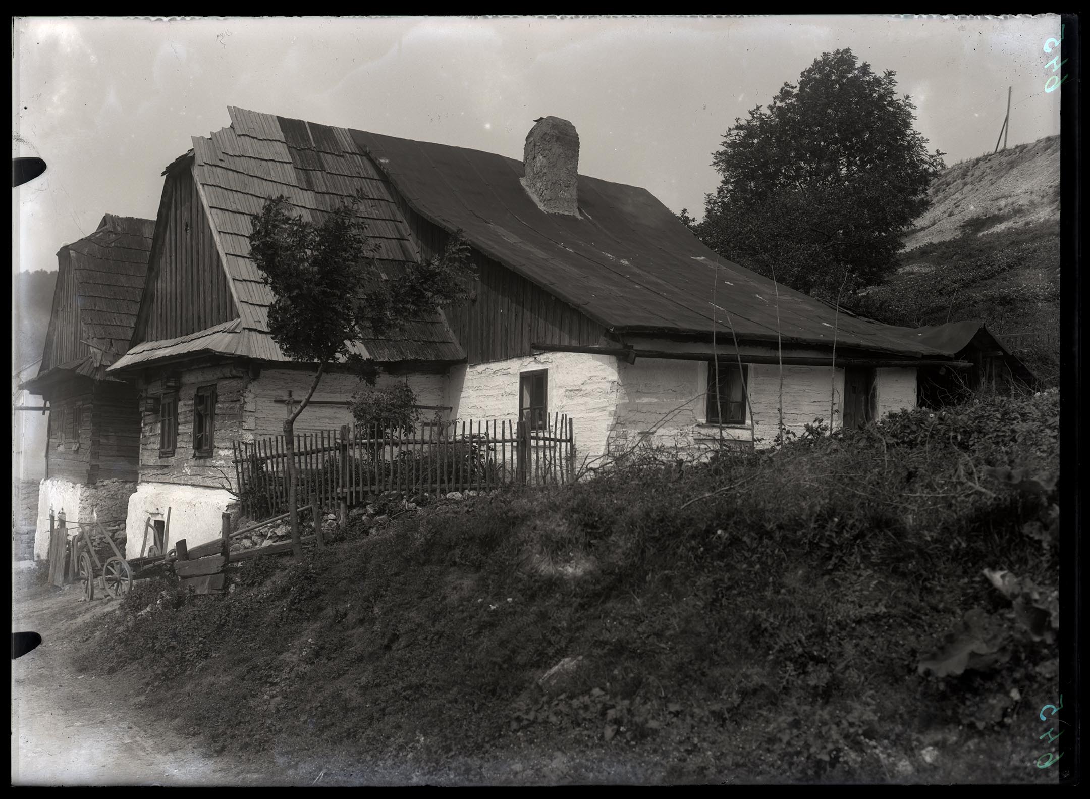 Náhledový obrázek Chalupy, srubové, trojdílná dispozice, kamenná podezdívka, sklep ze štítové strany - 1