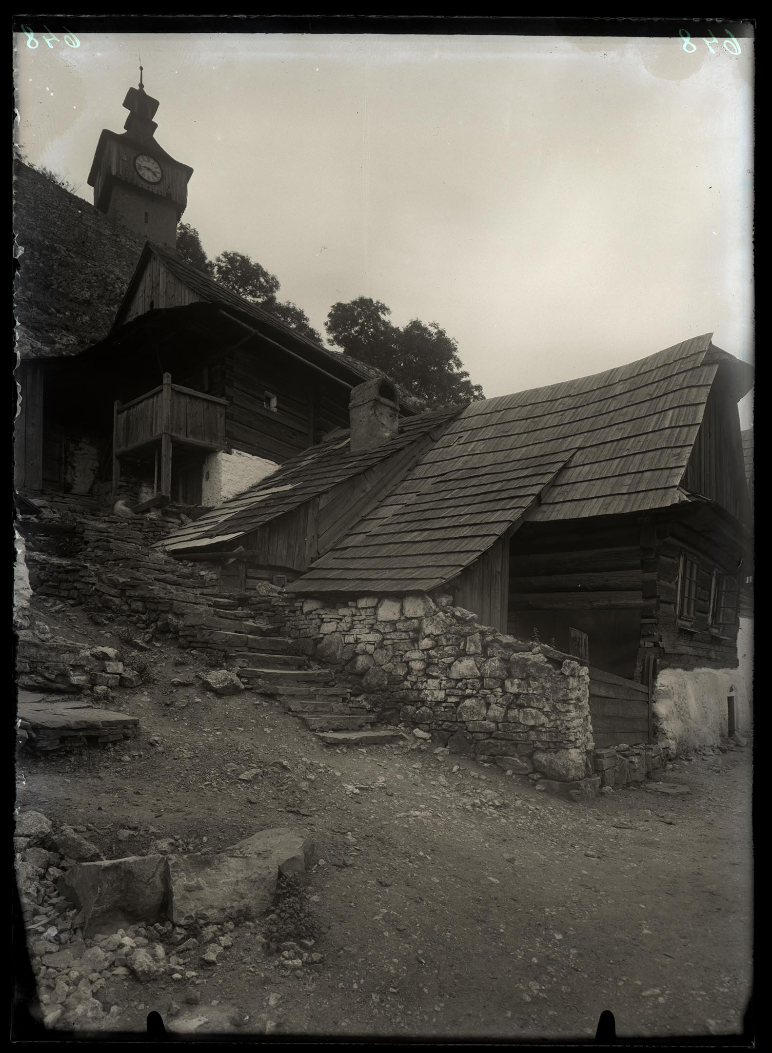 Náhledový obrázek Chalupy, srubové, na kamenné podrovnávce, štítově orientované, šindel, podlomenice - 1