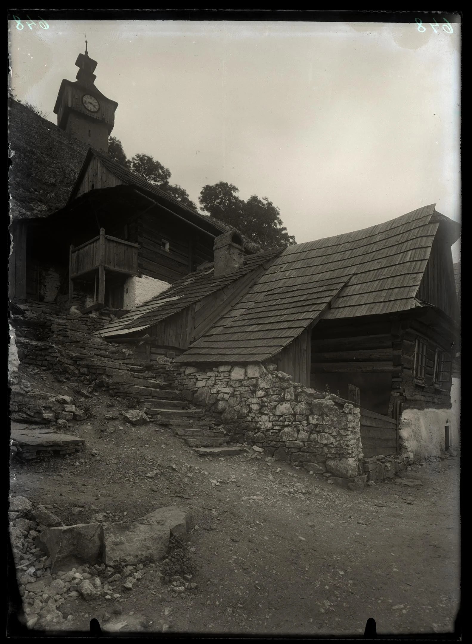 Obrázek Chalupy, srubové, na kamenné podrovnávce, štítově orientované, šindel, podlomenice