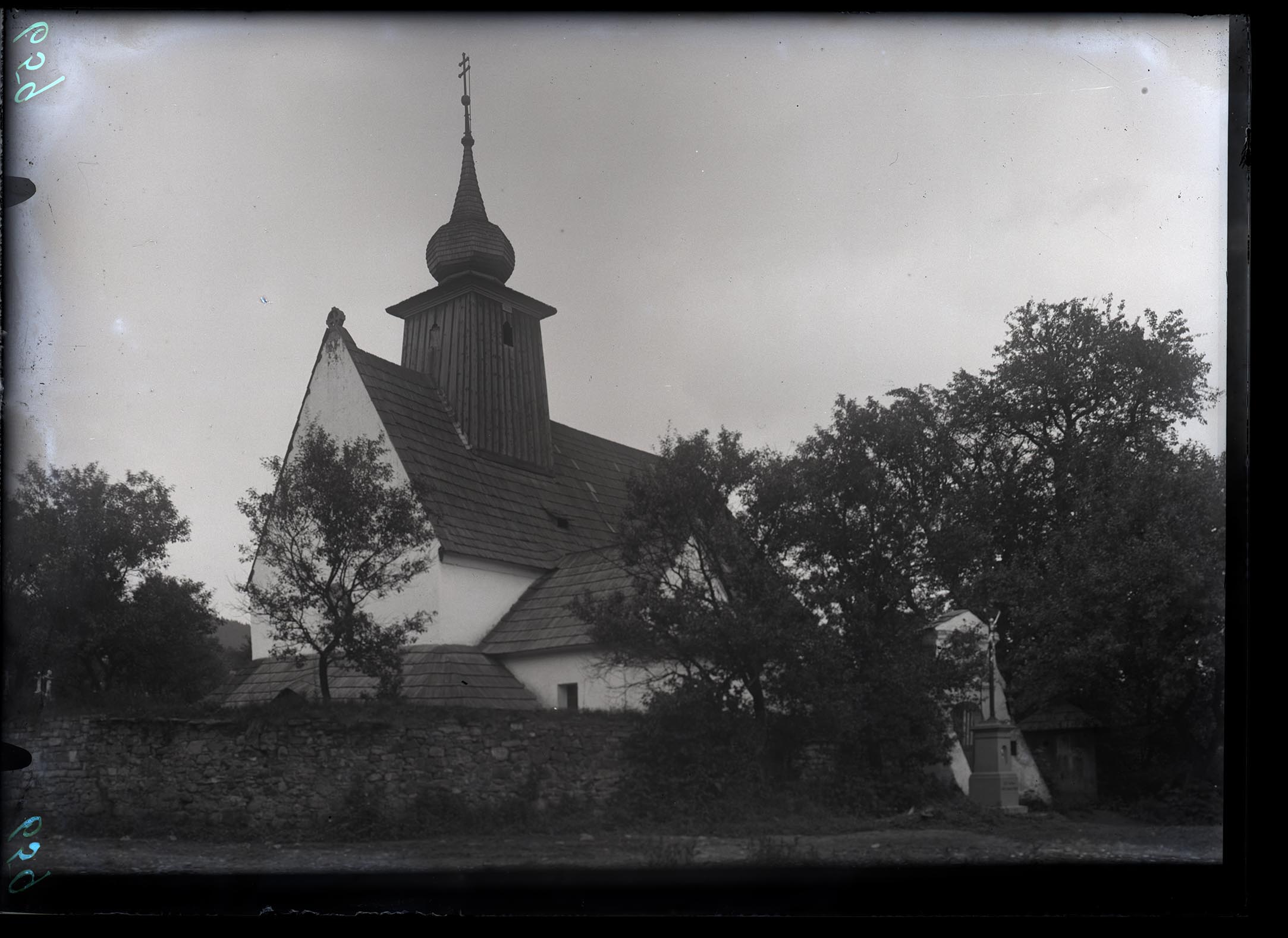 Náhledový obrázek Kostel v Rybí, dřevěný kostelík Nalezení svatého kříže, původně gotická stavba, přestavba 17. stol., dřevěná věž - 1