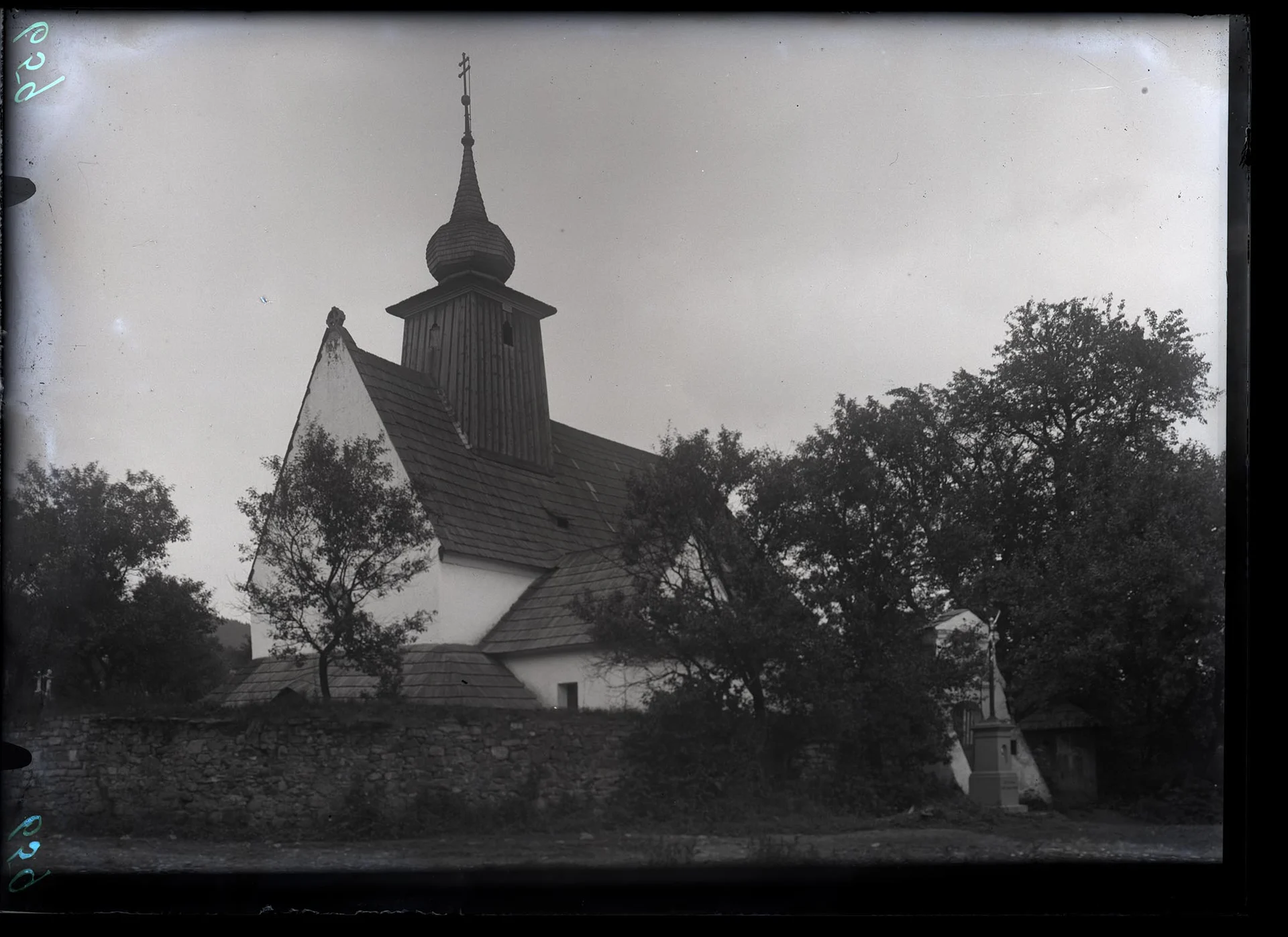 Obrázek Kostel v Rybí, dřevěný kostelík Nalezení svatého kříže, původně gotická stavba, přestavba 17. stol., dřevěná věž