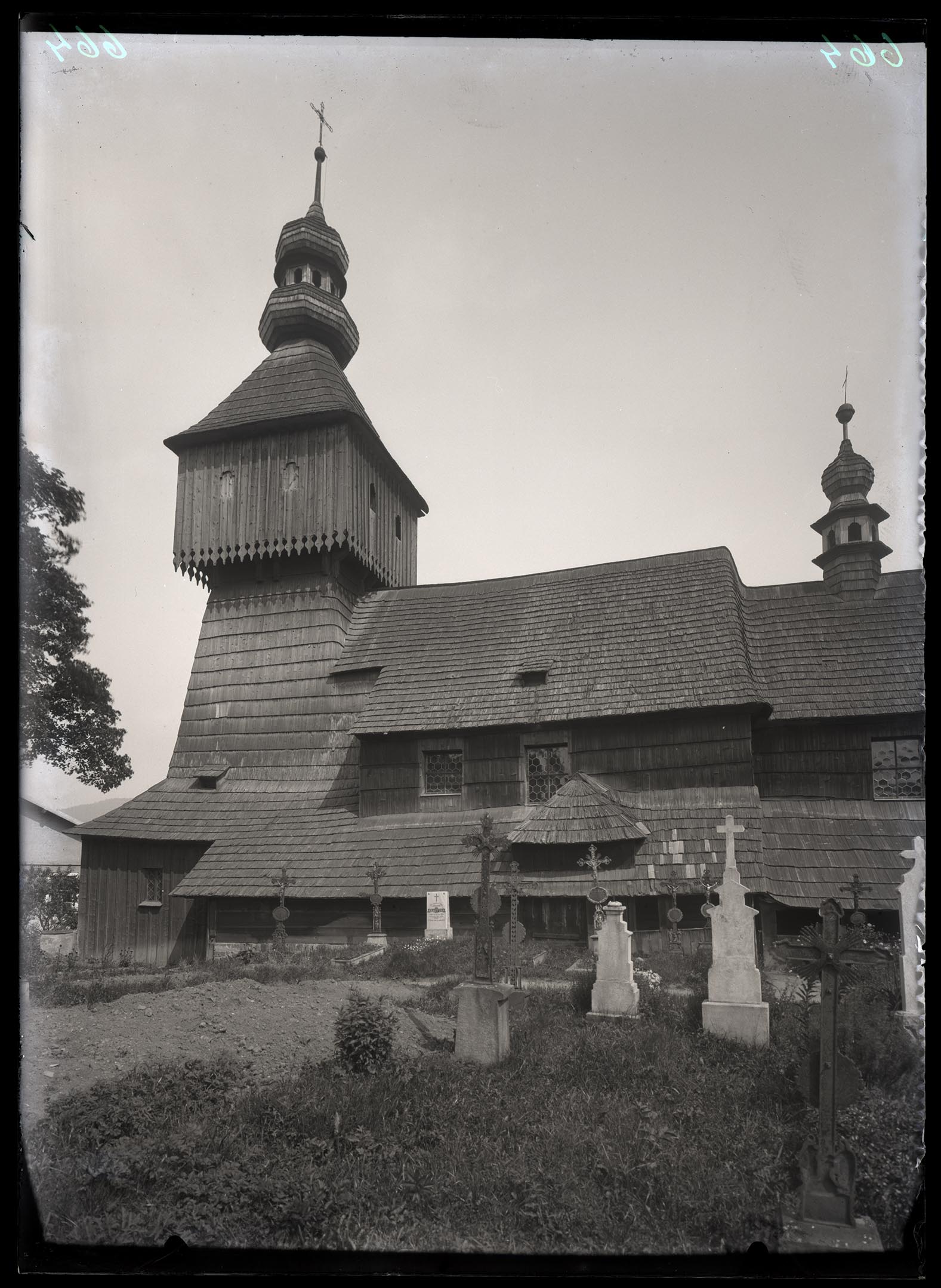Náhledový obrázek Kostel, dřevěný, středověké založení, šindel, dřevěná zvonice - 1