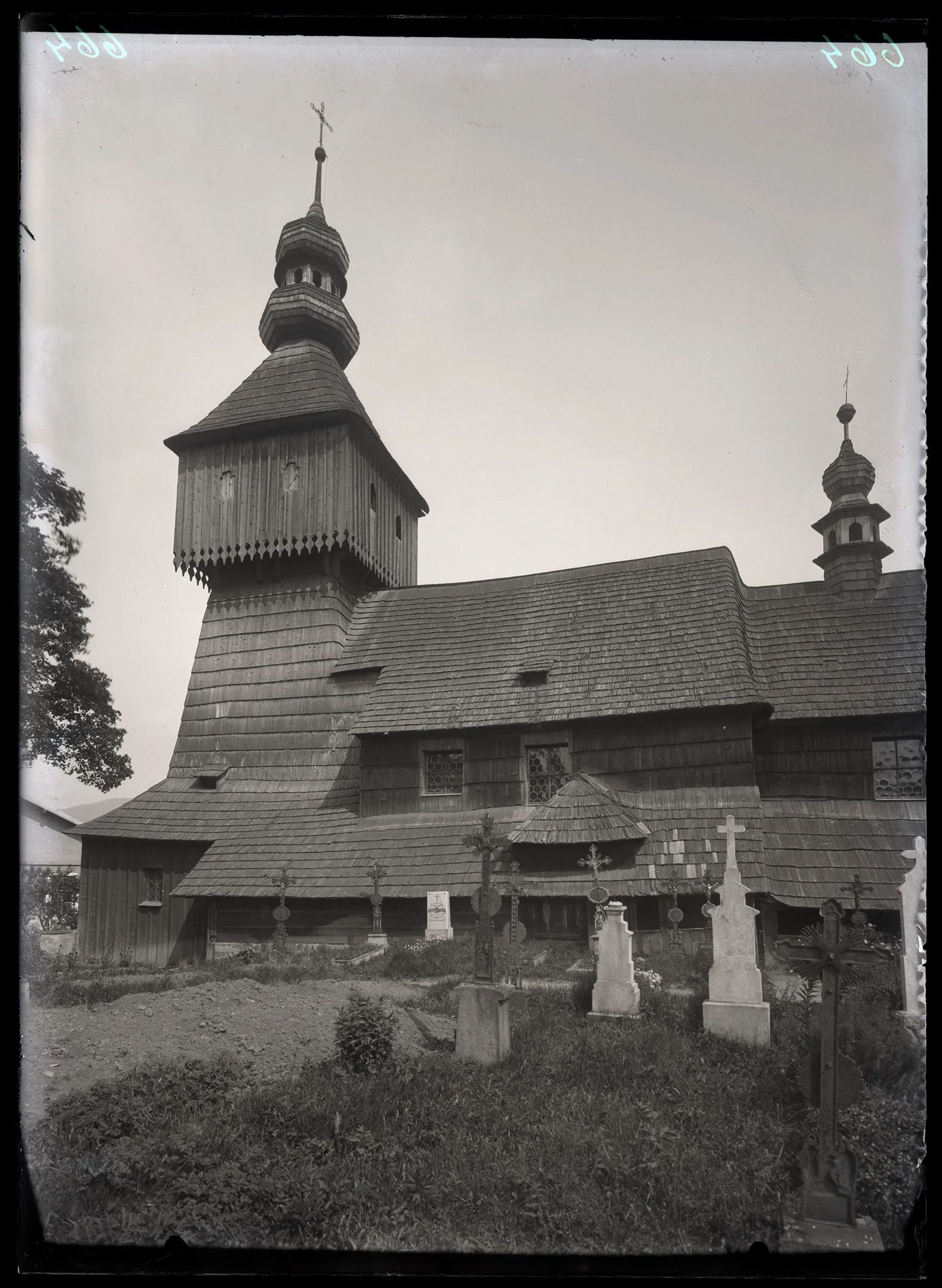Obrázek Kostel, dřevěný, středověké založení, šindel, dřevěná zvonice