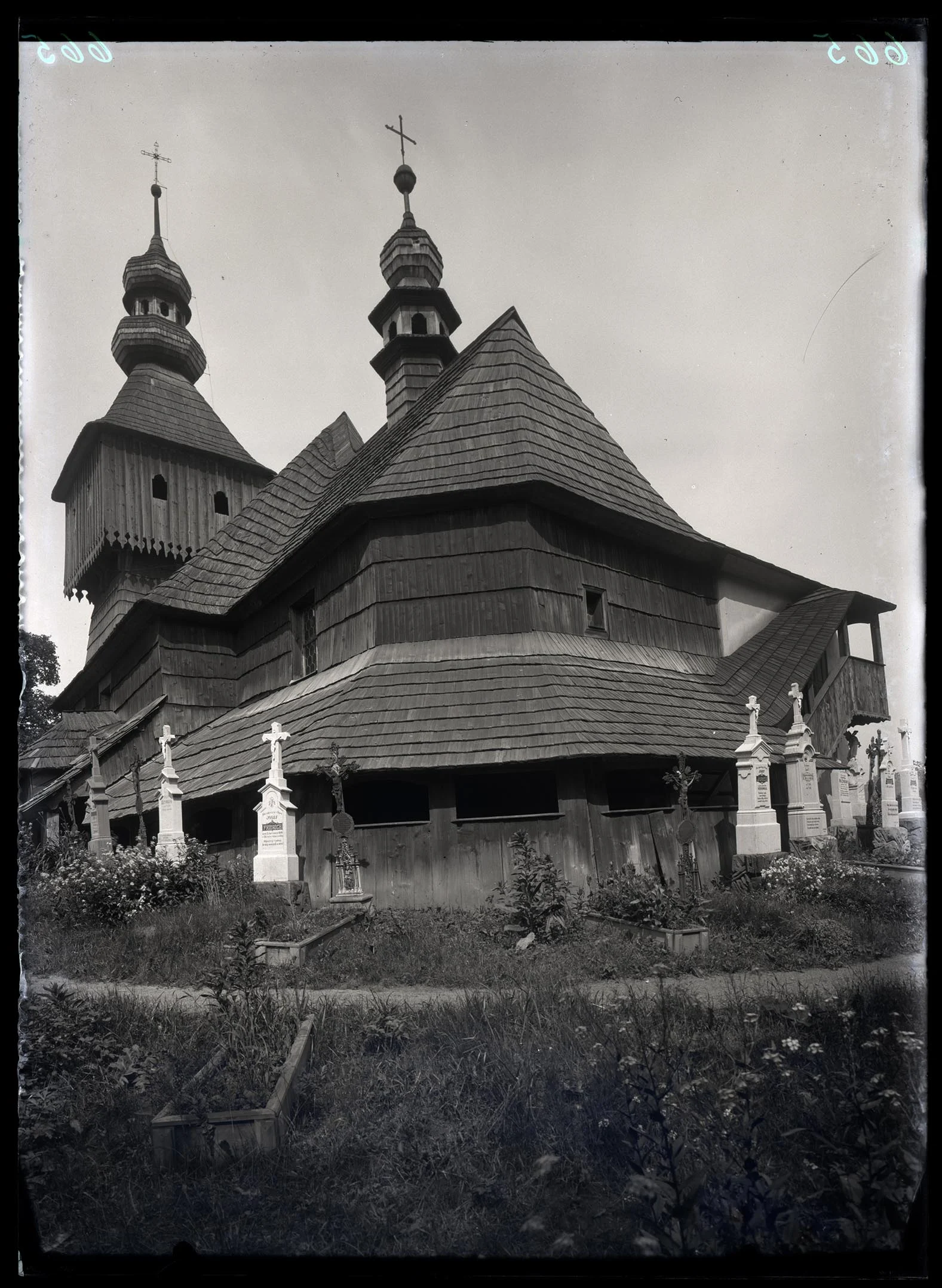 Obrázek Kostel, dřevěný, středověké založení, šindel, dřevěná zvonice