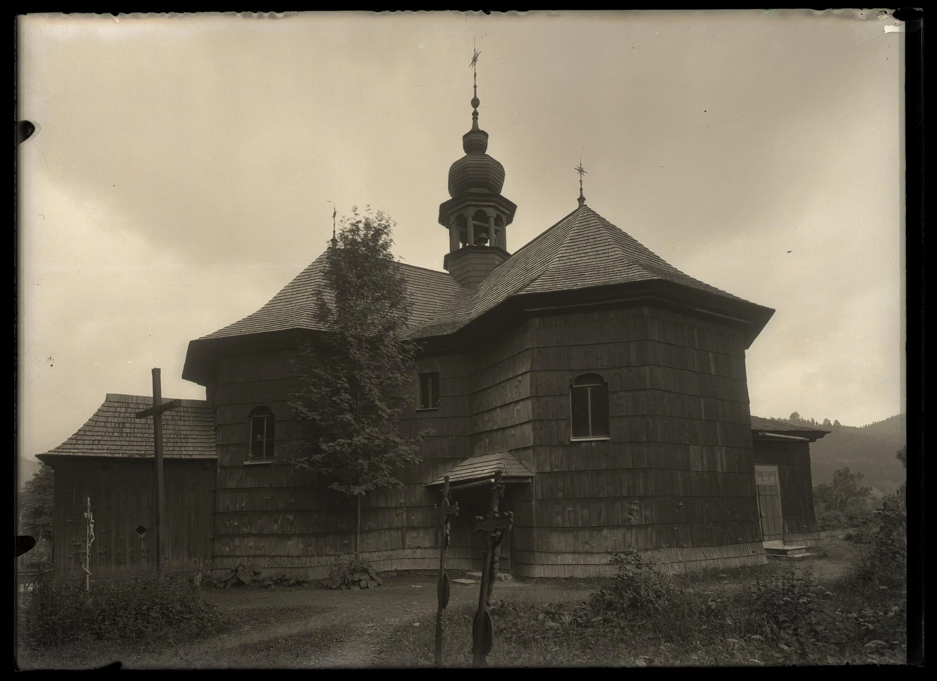 Obrázek Dřevěný kostel P. Marie Sněžné, 1754,půdorys kříže, barokní věžička, farní kostel od r. 1834