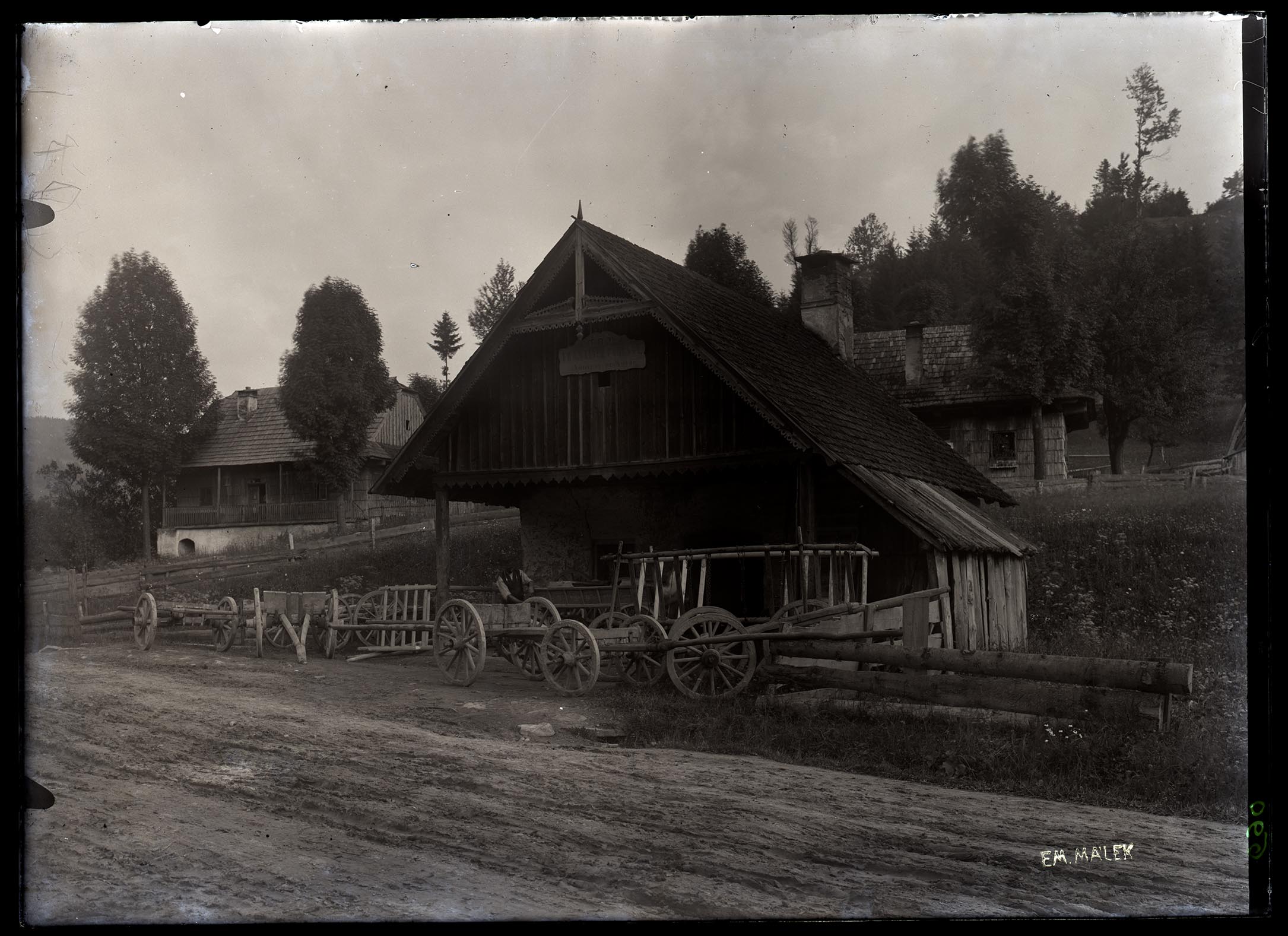 Náhledový obrázek Kovárna v Leskové, roubená, šindel, štítově orientovaná, podlomenice - 1