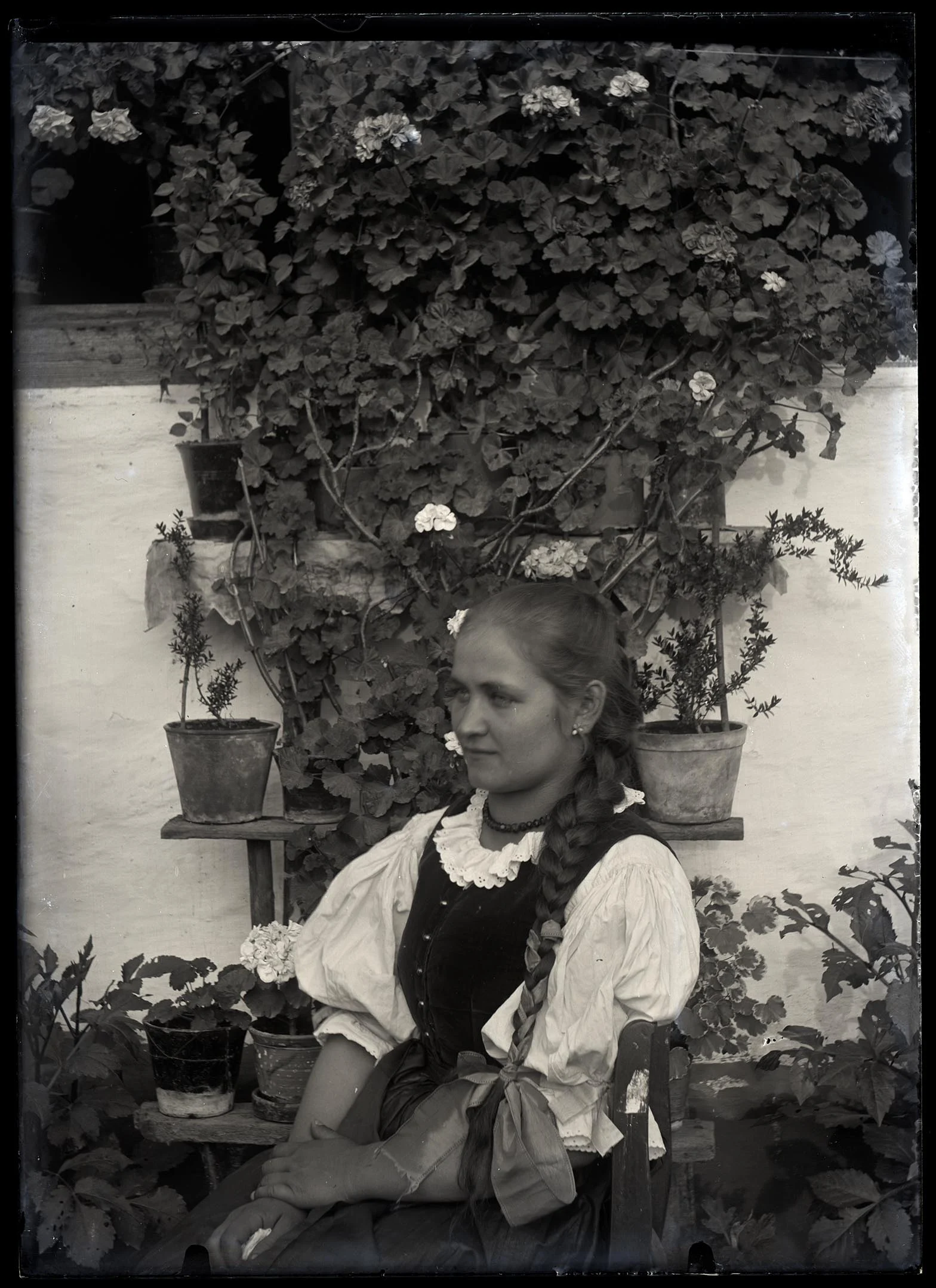 Obrázek Zuzka Ševčíková (19 let) v zahrádce chalupy čp. 88