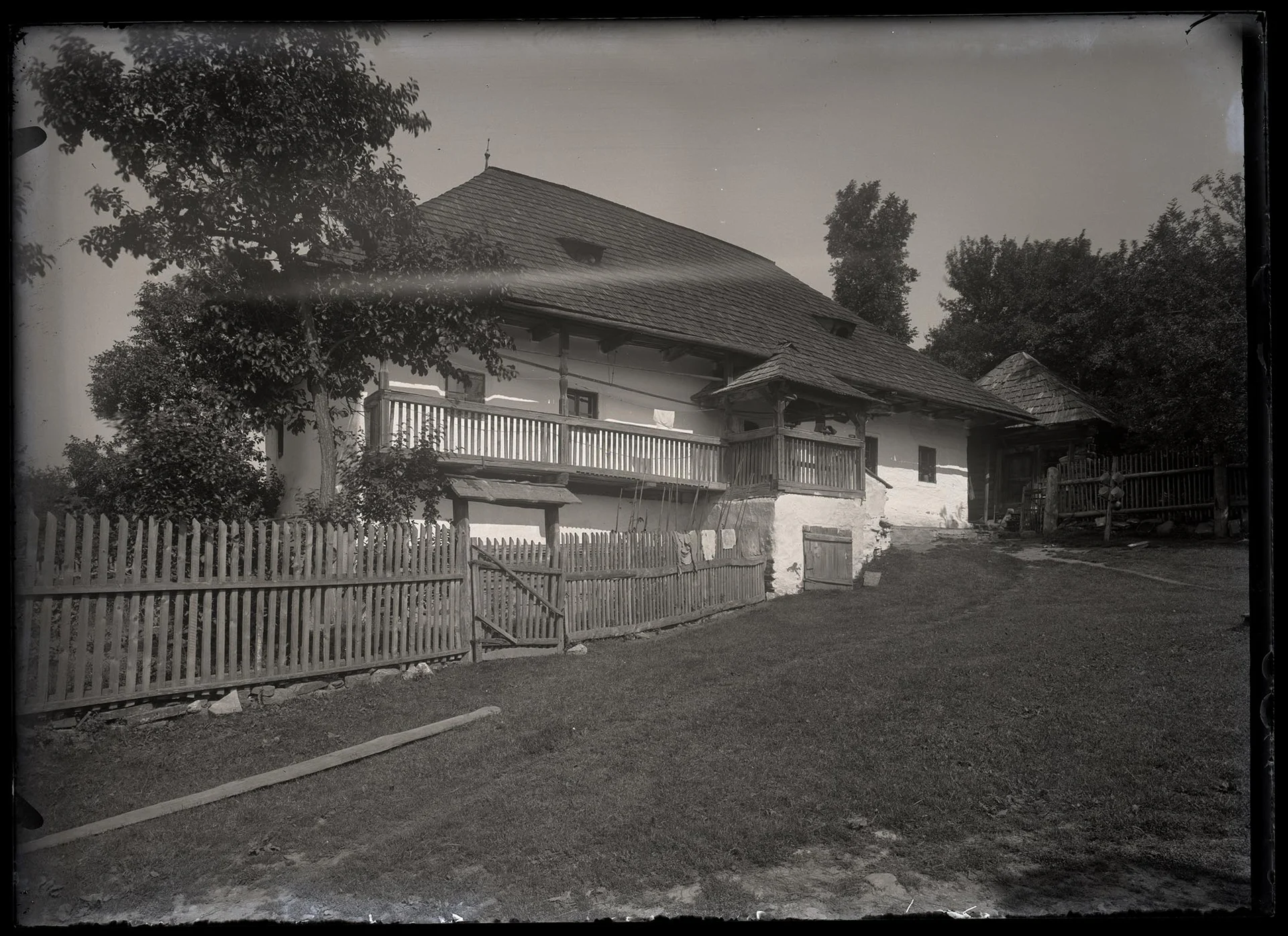 Obrázek Domek básníka P. O. Hviezdoslava, 1916 zničen požárem, na místě památník