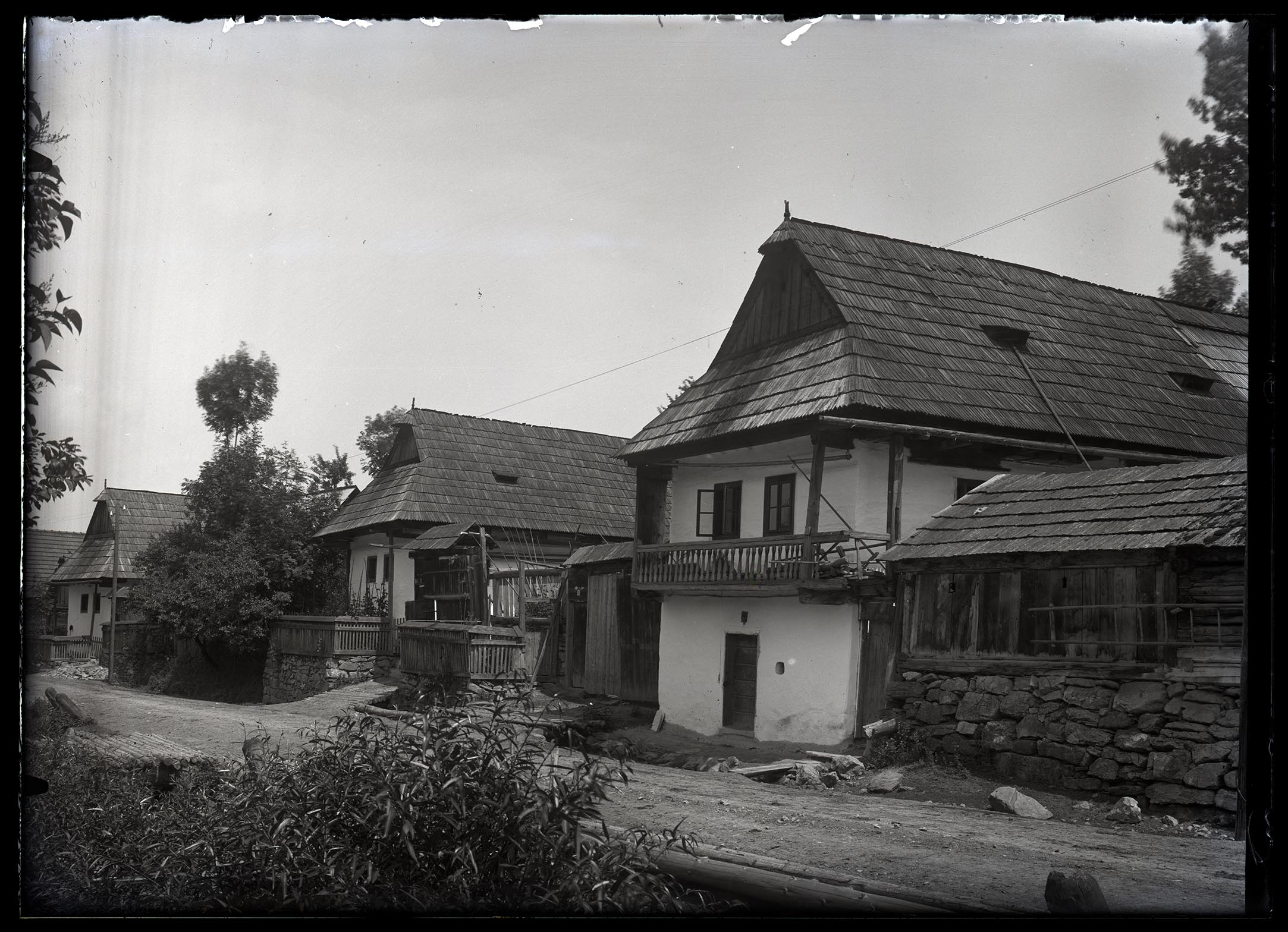 Náhledový obrázek Řada chalup při cestě, na kamenné podrovnávce, nadsklepní, pavlač, zvalbené, šindel, podlomenice - 1