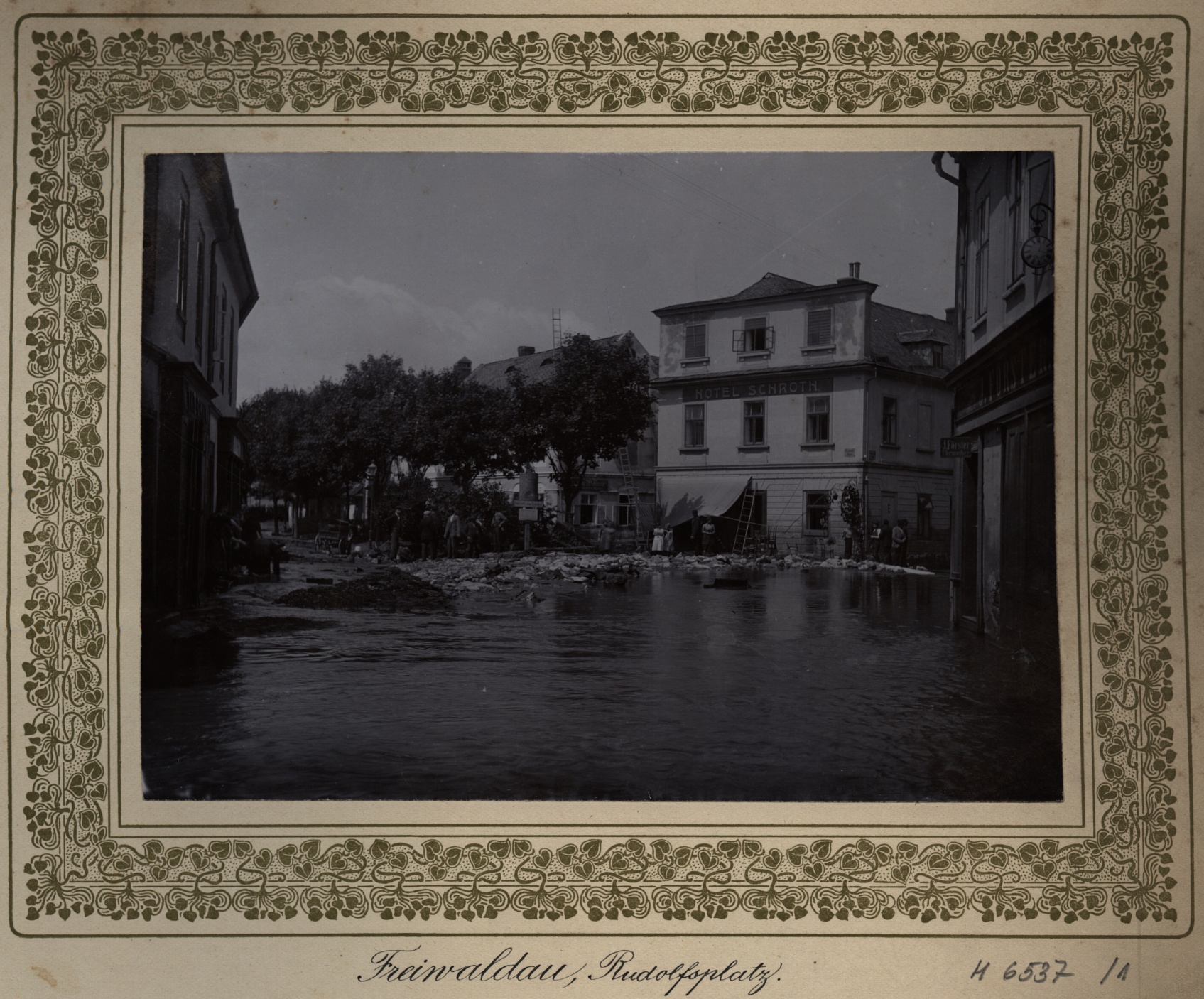 Náhledový obrázek Povodeň r. 1903: Rudolfsplatz v Jeseníku (čb. fotografie) - 1