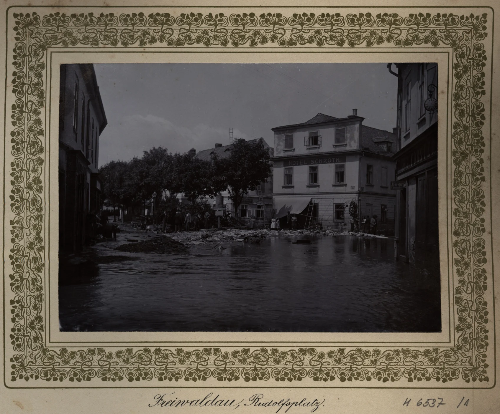 Náhledový obrázek předmětu Povodeň r. 1903: Rudolfsplatz v Jeseníku (čb. fotografie)