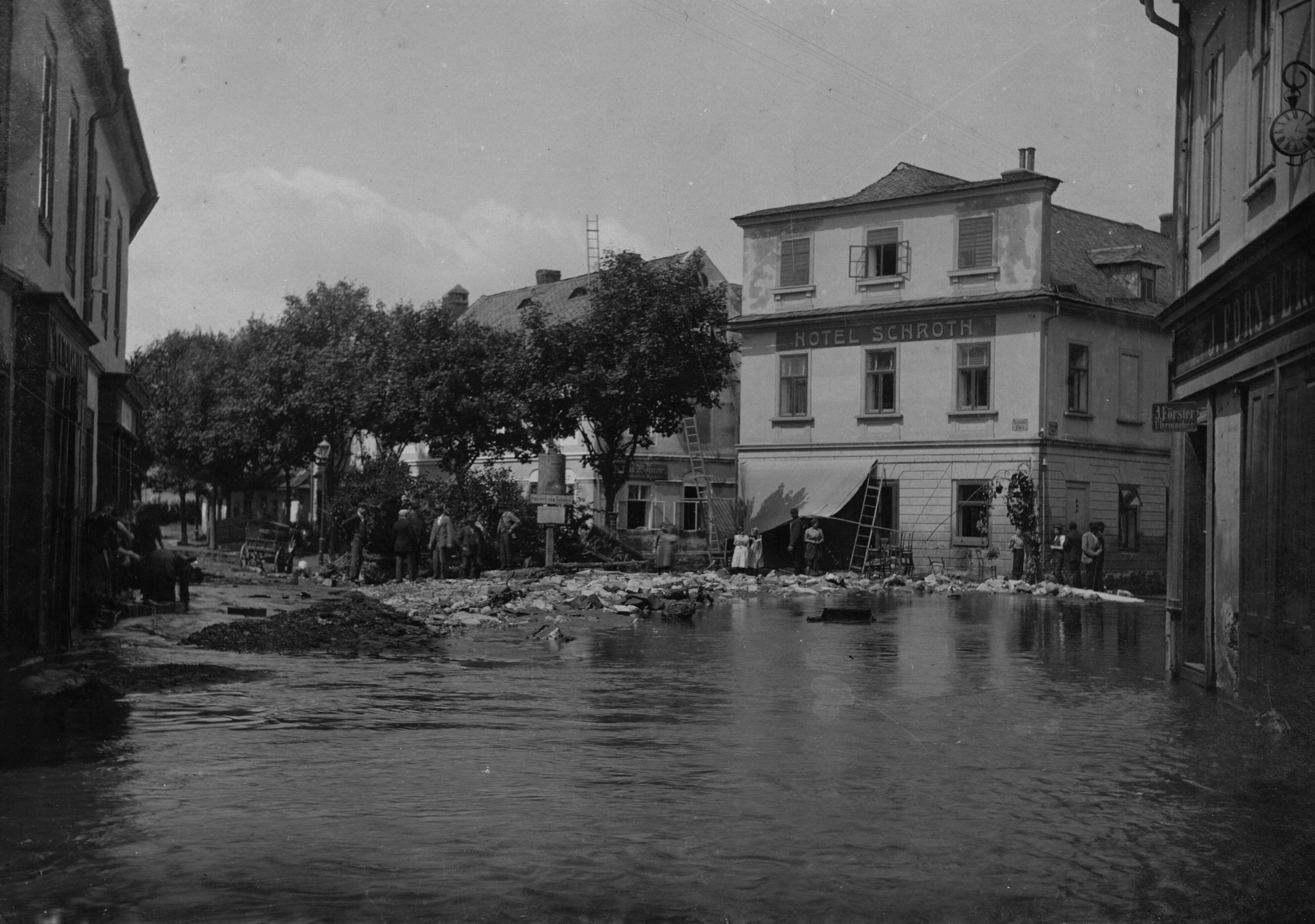 Náhledový obrázek Povodeň r. 1903: Rudolfsplatz v Jeseníku (čb. fotografie) - 2