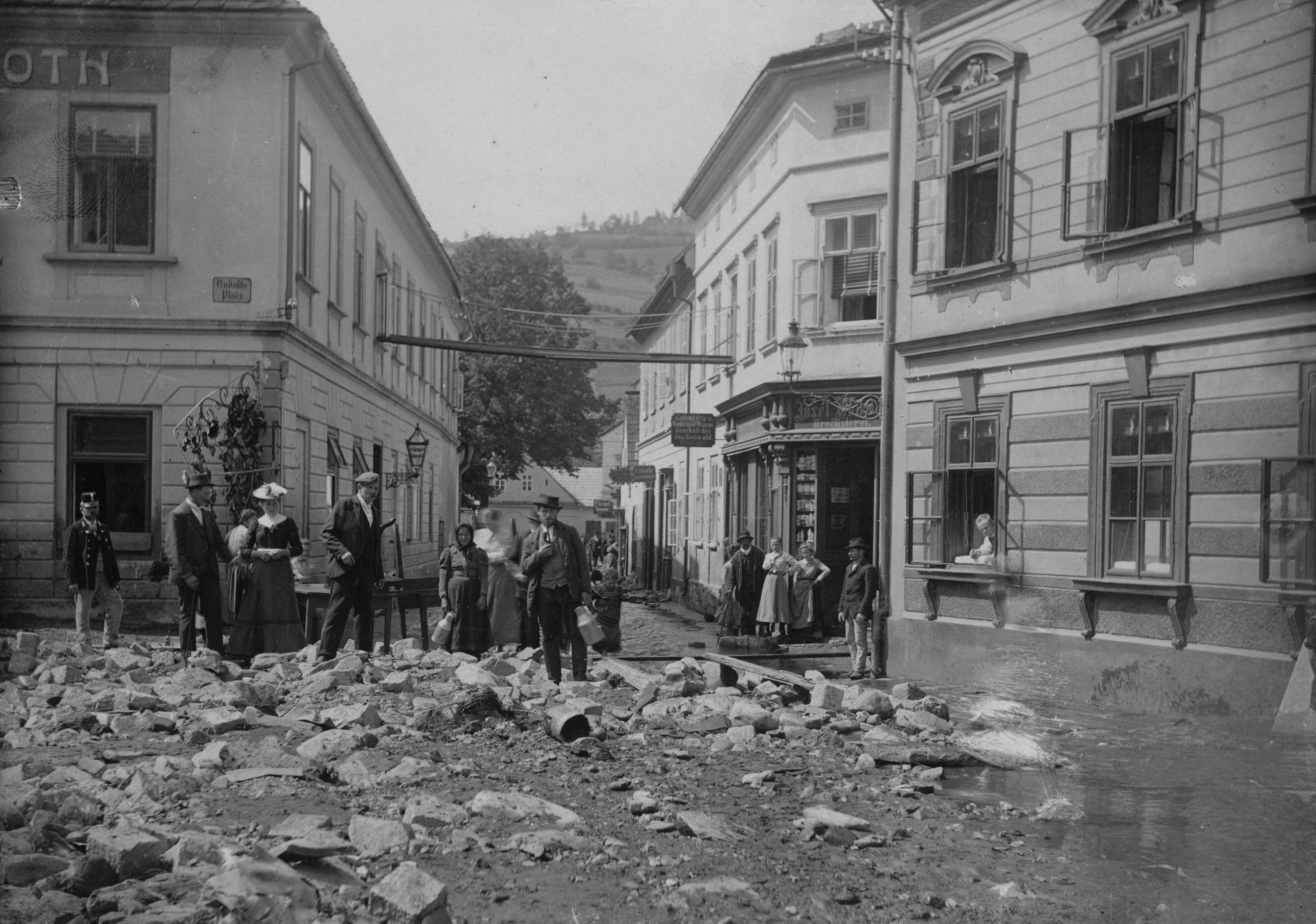 Náhledový obrázek Povodeň r. 1903: Rudolfsplatz v Jeseníku (čb. fotografie) - 1