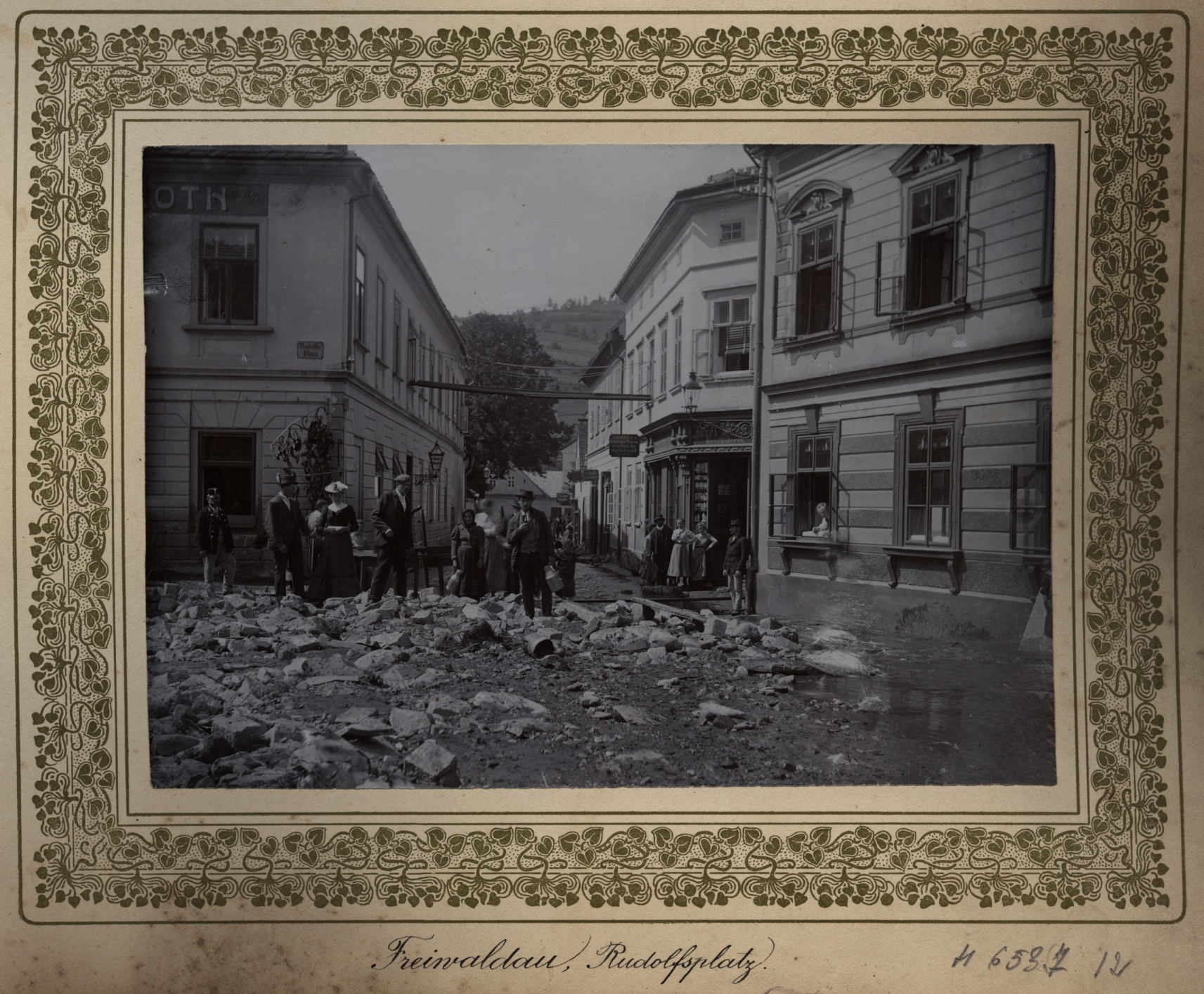Náhledový obrázek Povodeň r. 1903: Rudolfsplatz v Jeseníku (čb. fotografie) - 2