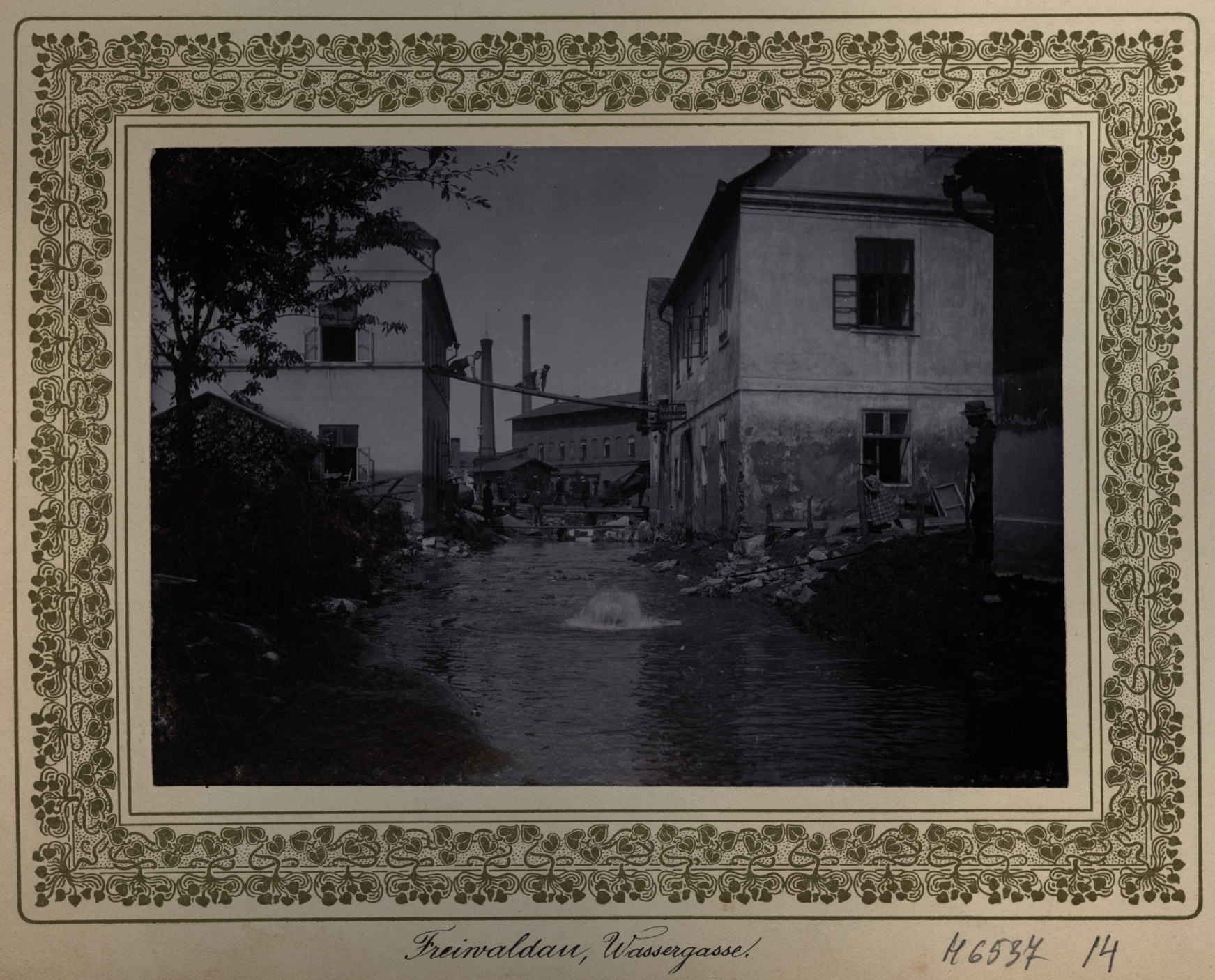 Náhledový obrázek Povodeň r. 1903: Vodní ulice v Jeseníku (čb. fotografie) - 2
