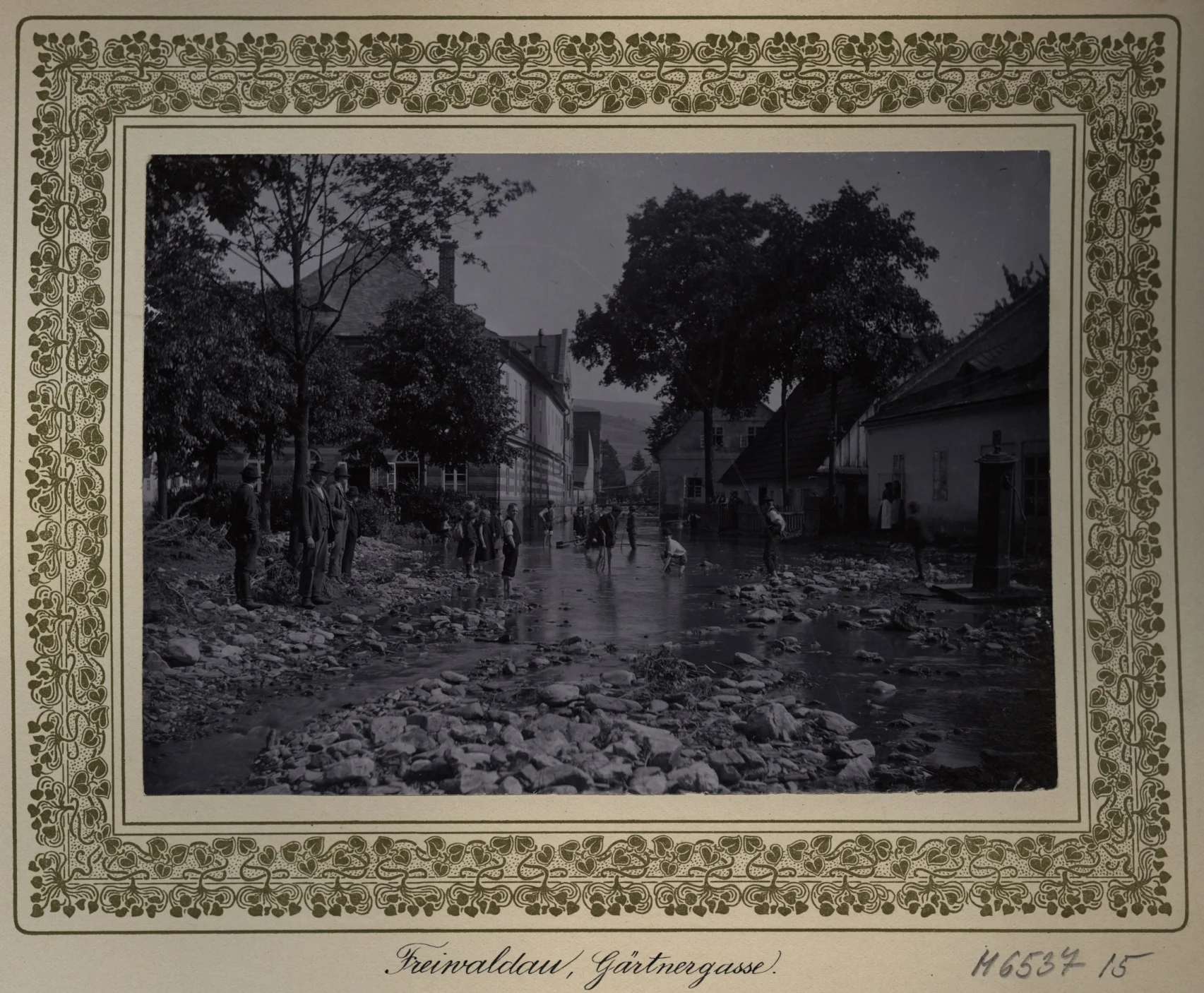 Náhledový obrázek předmětu Povodeň r. 1903: Žižkova ulice v Jeseníku (čb. fotografie)