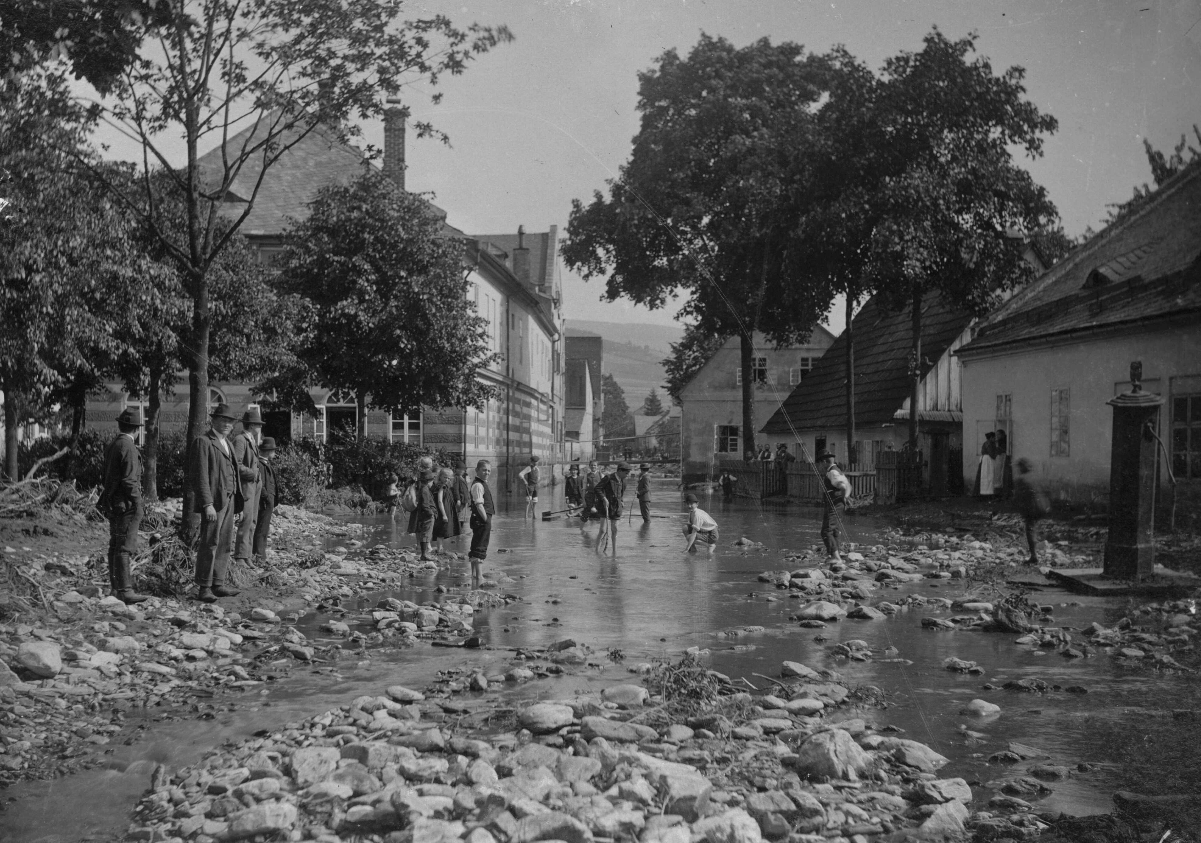 Náhledový obrázek Povodeň r. 1903: Žižkova ulice v Jeseníku (čb. fotografie) - 2