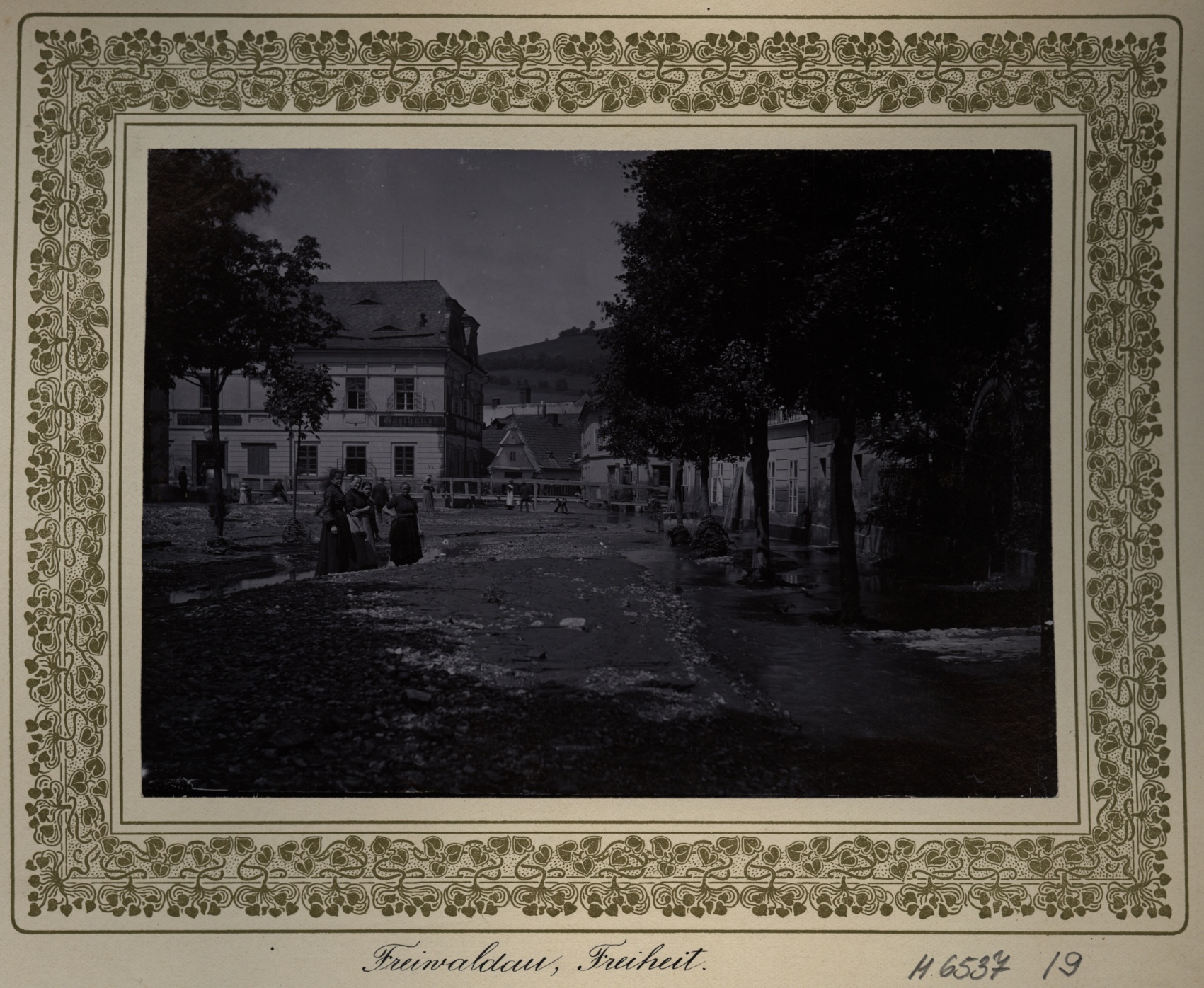 Náhledový obrázek Povodeň r. 1903: Náměstí Svobody v Jeseníku (čb. fotografie) - 2