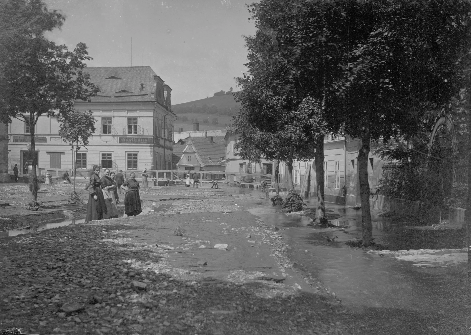 Náhledový obrázek předmětu Povodeň r. 1903: Náměstí Svobody v Jeseníku (čb. fotografie)