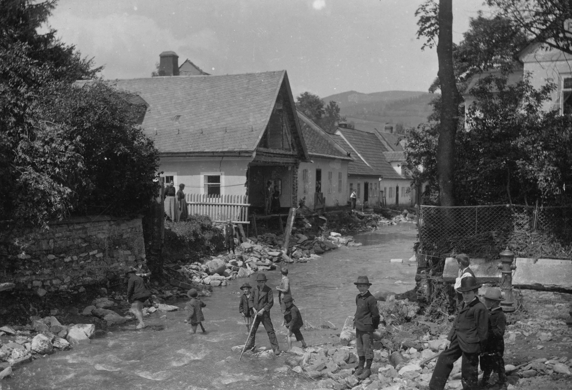 Náhledový obrázek předmětu Povodeň r. 1903: Žižkova ulice v Jeseníku (čb. fotografie)