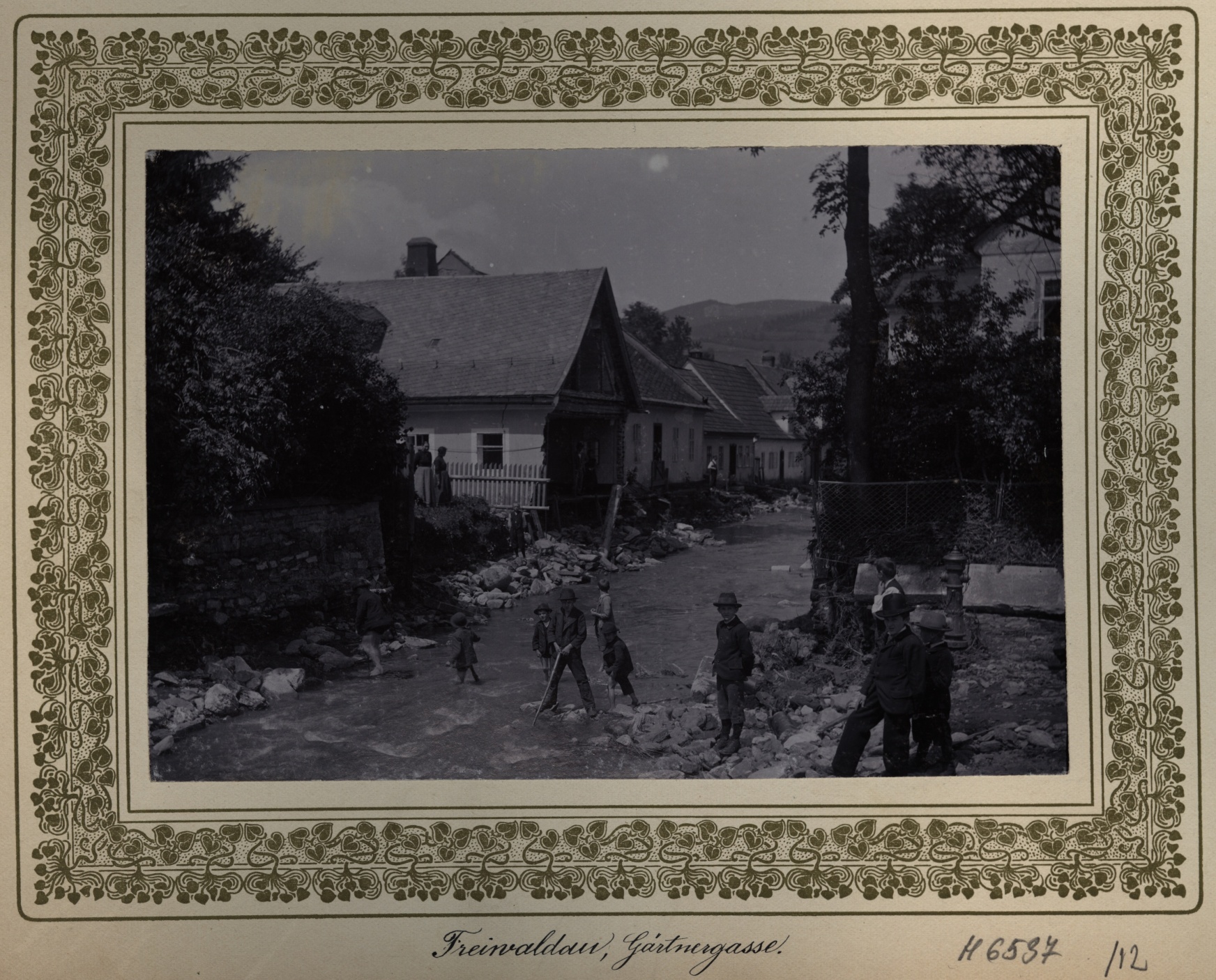 Náhledový obrázek Povodeň r. 1903: Žižkova ulice v Jeseníku (čb. fotografie) - 2