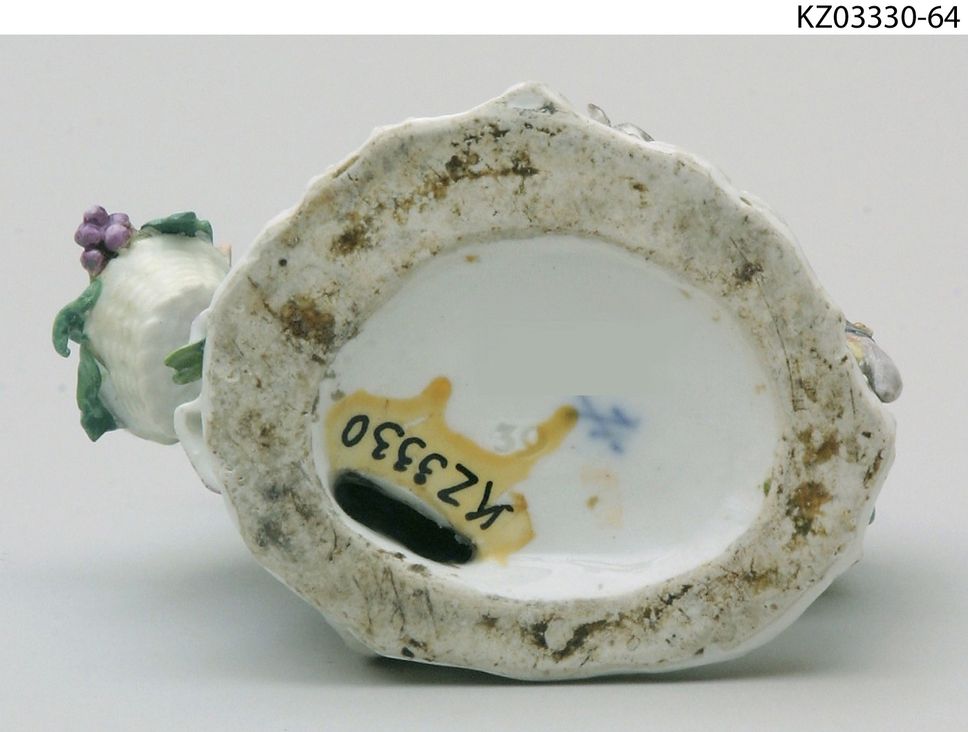 Náhledový obrázek Plastika porcelánová. Kavalír objímající dívku - 2