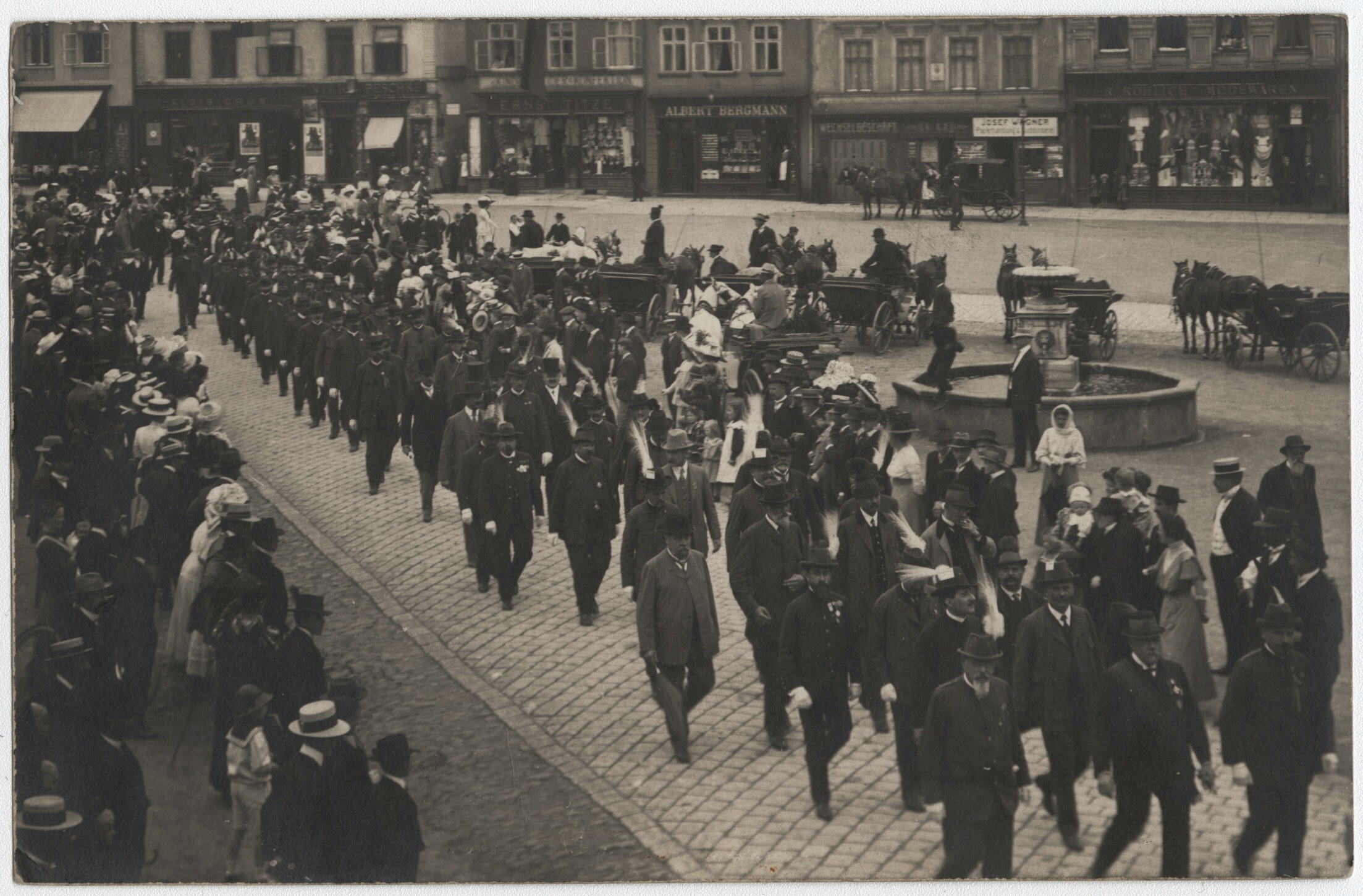 Náhledový obrázek Slavnostní průvod náměstí v Jeseníku na historické fotografii - 1