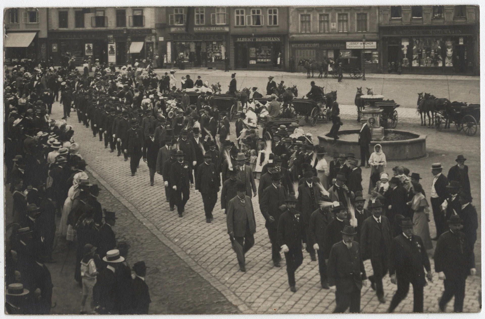 Náhledový obrázek předmětu Slavnostní průvod náměstí v Jeseníku na historické fotografii