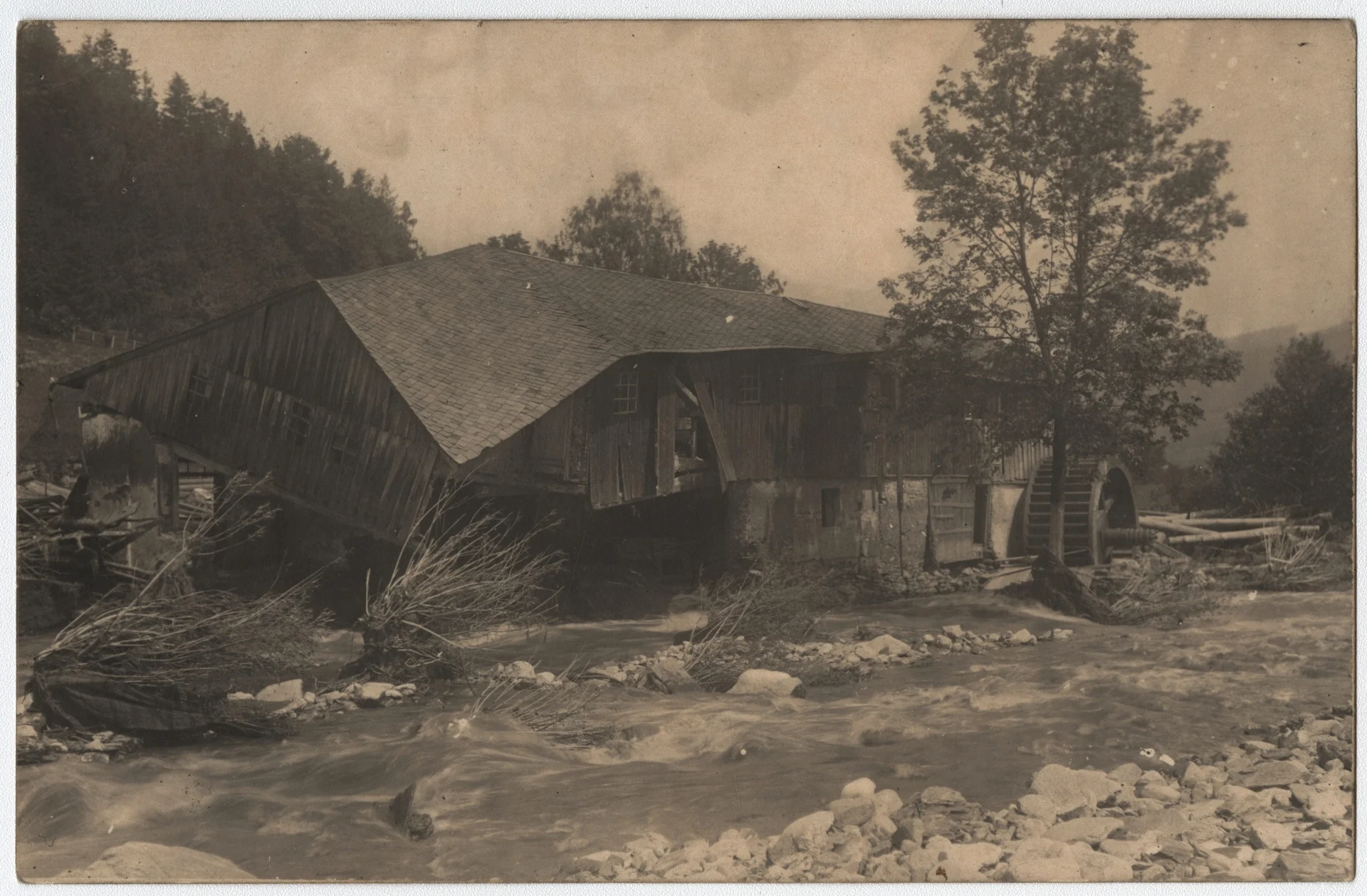 Náhledový obrázek předmětu Povodeň r. 1921: Mlýn v Domašově (čb. fotografie)