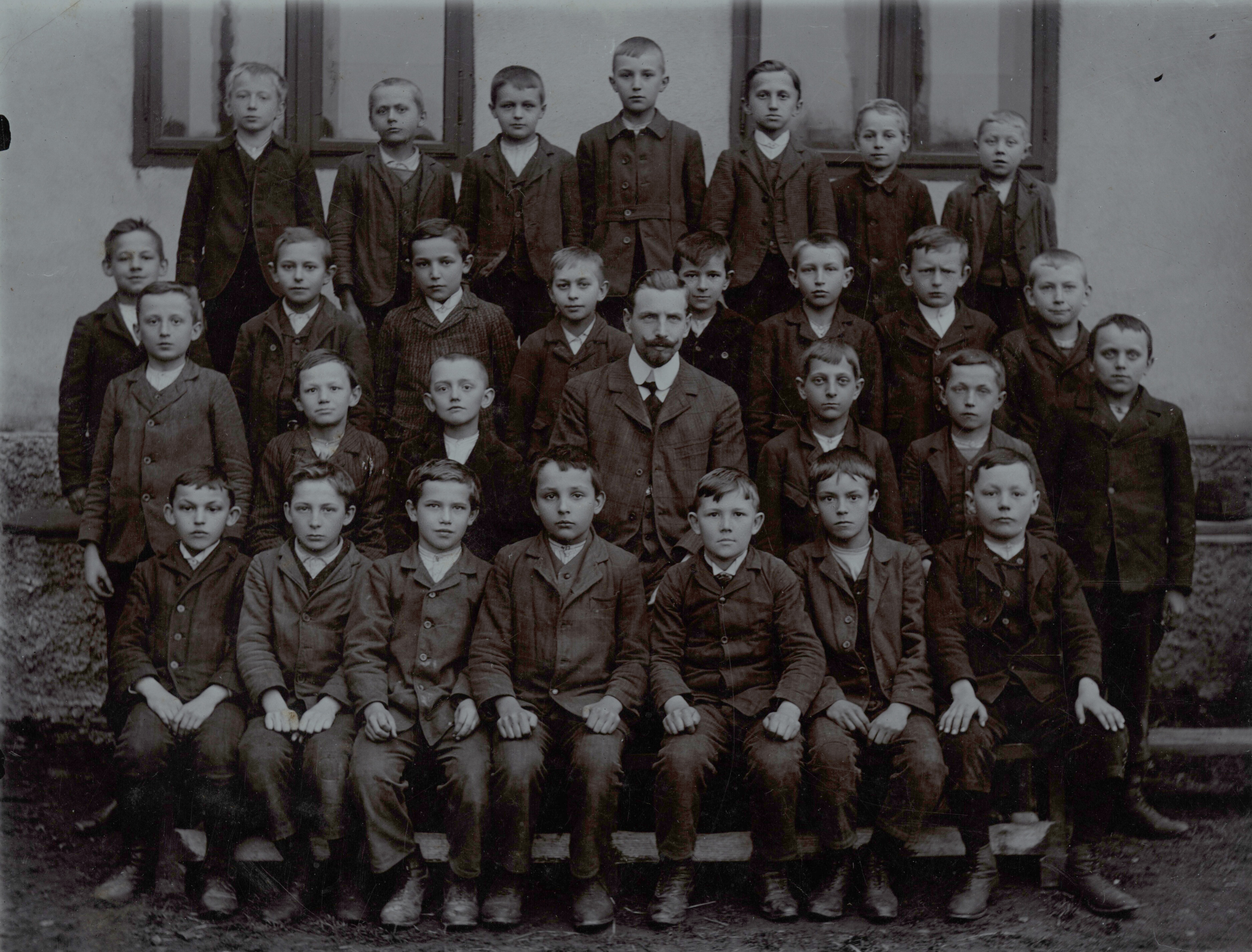Náhledový obrázek Památeční školní fotografie, Mikulovice 1911/1912 - 2