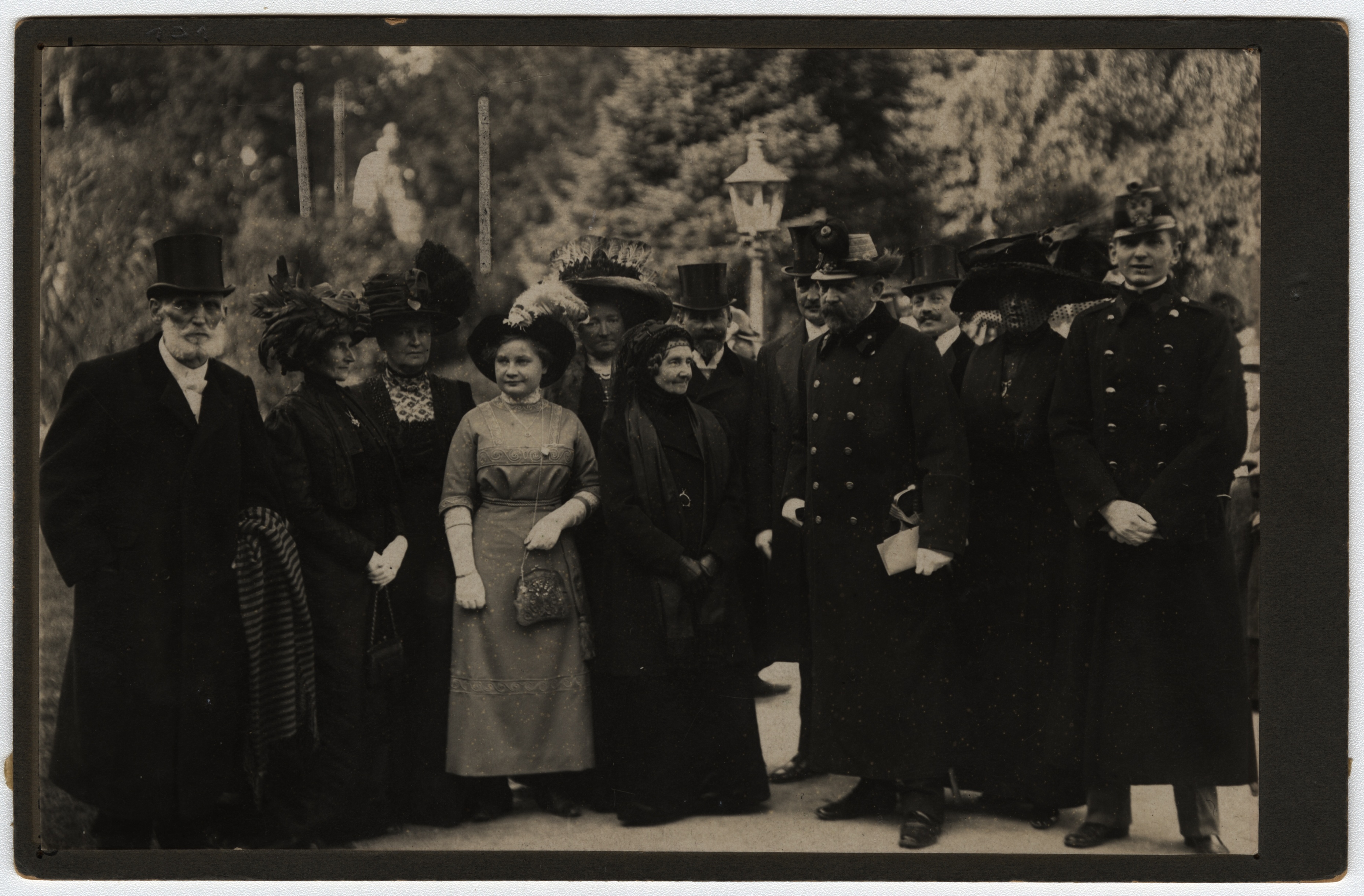 Náhledový obrázek Potomci Vincenze Priessnitze před jeho vídeňským pomníkem (1911) - 1