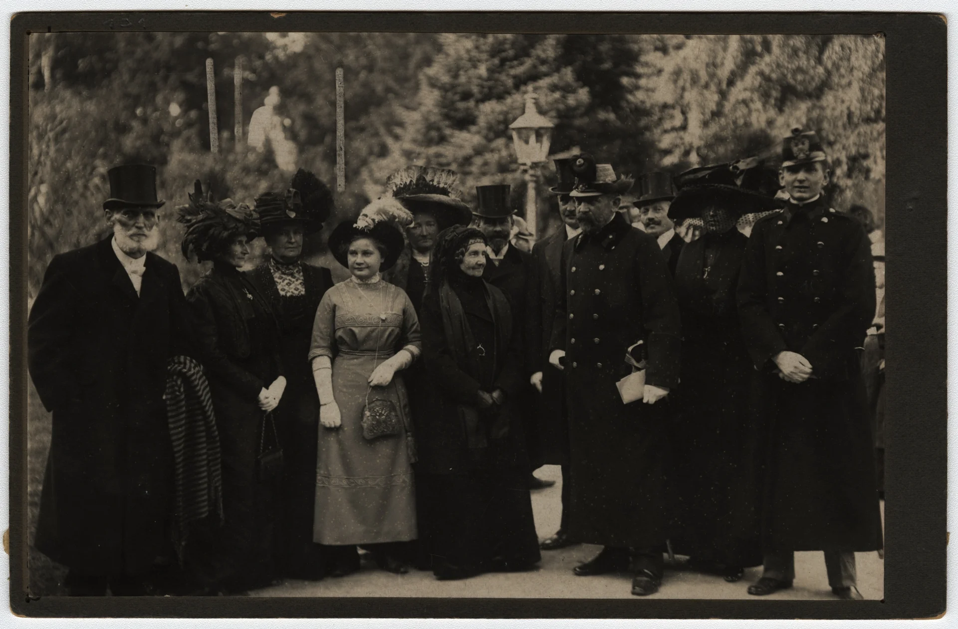 Náhledový obrázek předmětu Potomci Vincenze Priessnitze před jeho vídeňským pomníkem (1911)
