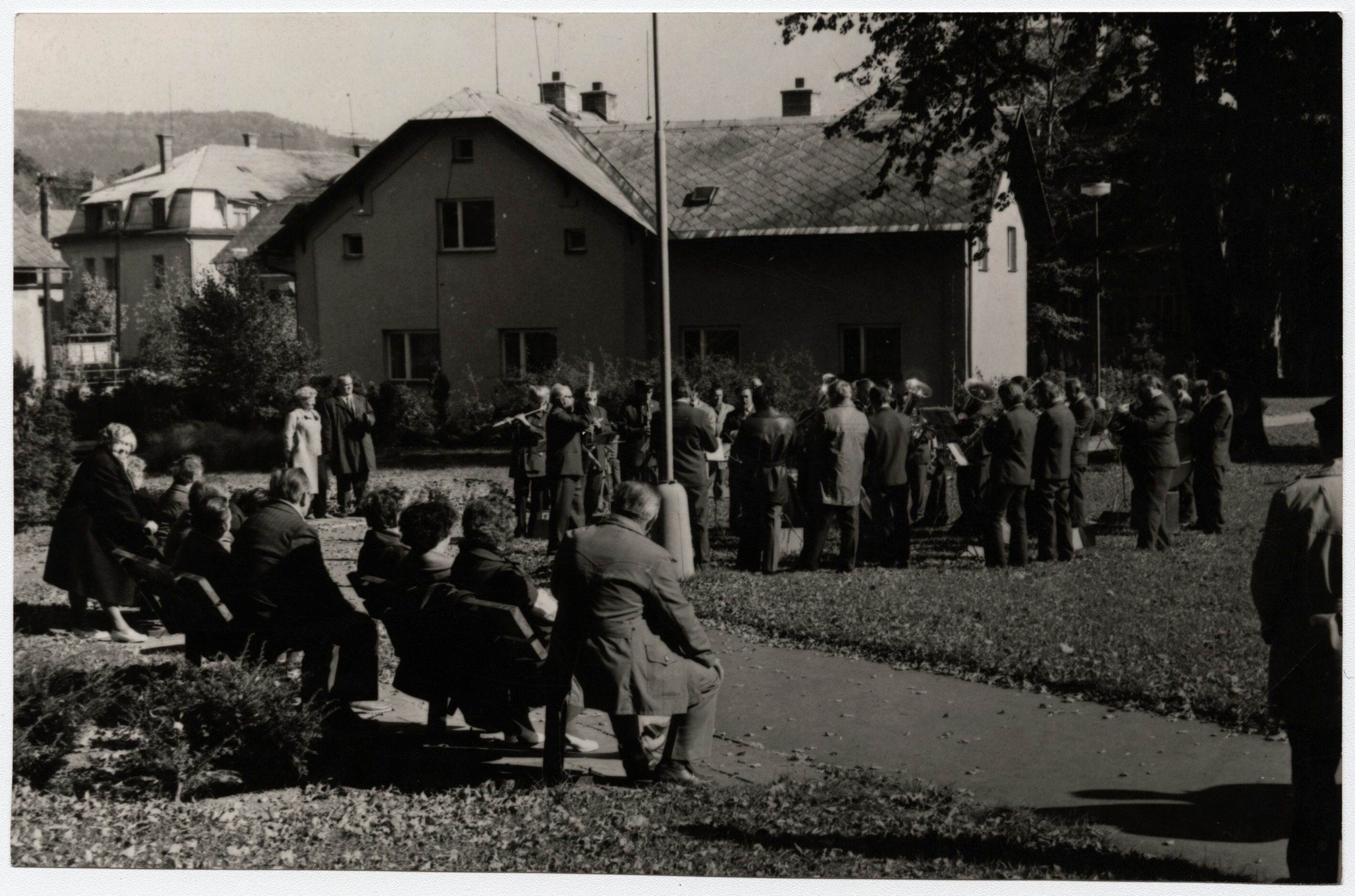 Náhledový obrázek Promenádní koncert v lázních v Dolní Lipové (čb. fotografie) - 1