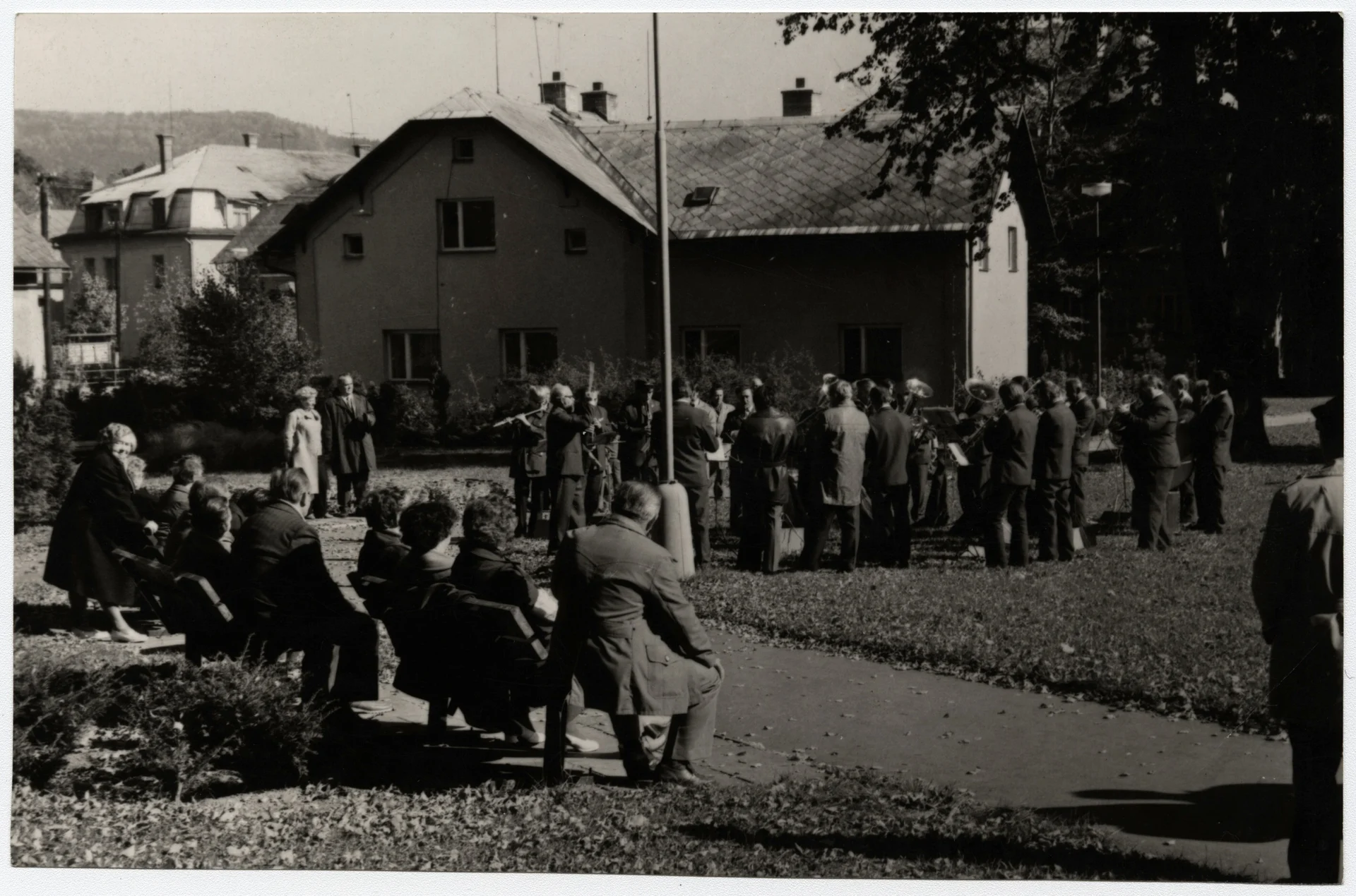 Náhledový obrázek předmětu Promenádní koncert v lázních v Dolní Lipové (čb. fotografie)