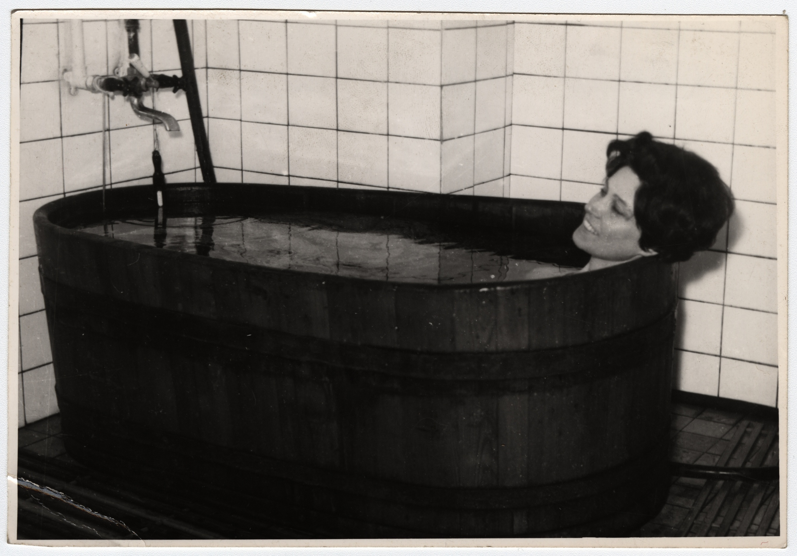 Náhledový obrázek Koupel před celým zábalem, Dolní Lipová (čb. fotografie) - 1