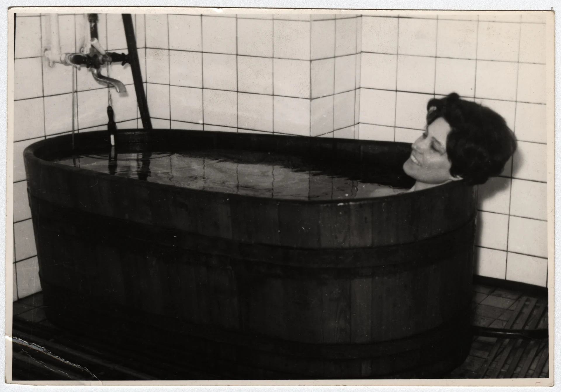 Náhledový obrázek předmětu Koupel před celým zábalem, Dolní Lipová (čb. fotografie)