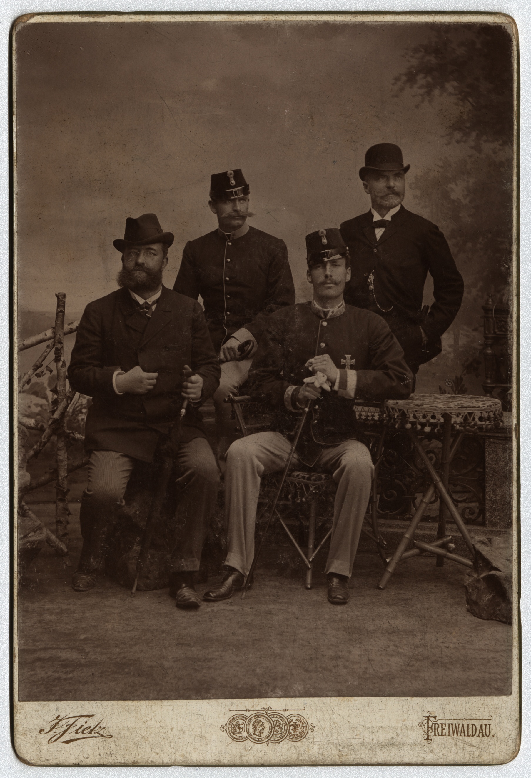 Náhledový obrázek Kabinetní fotografie, arcivévoda Evžen Rakousko-Těšínský se společníky (1892) - 1