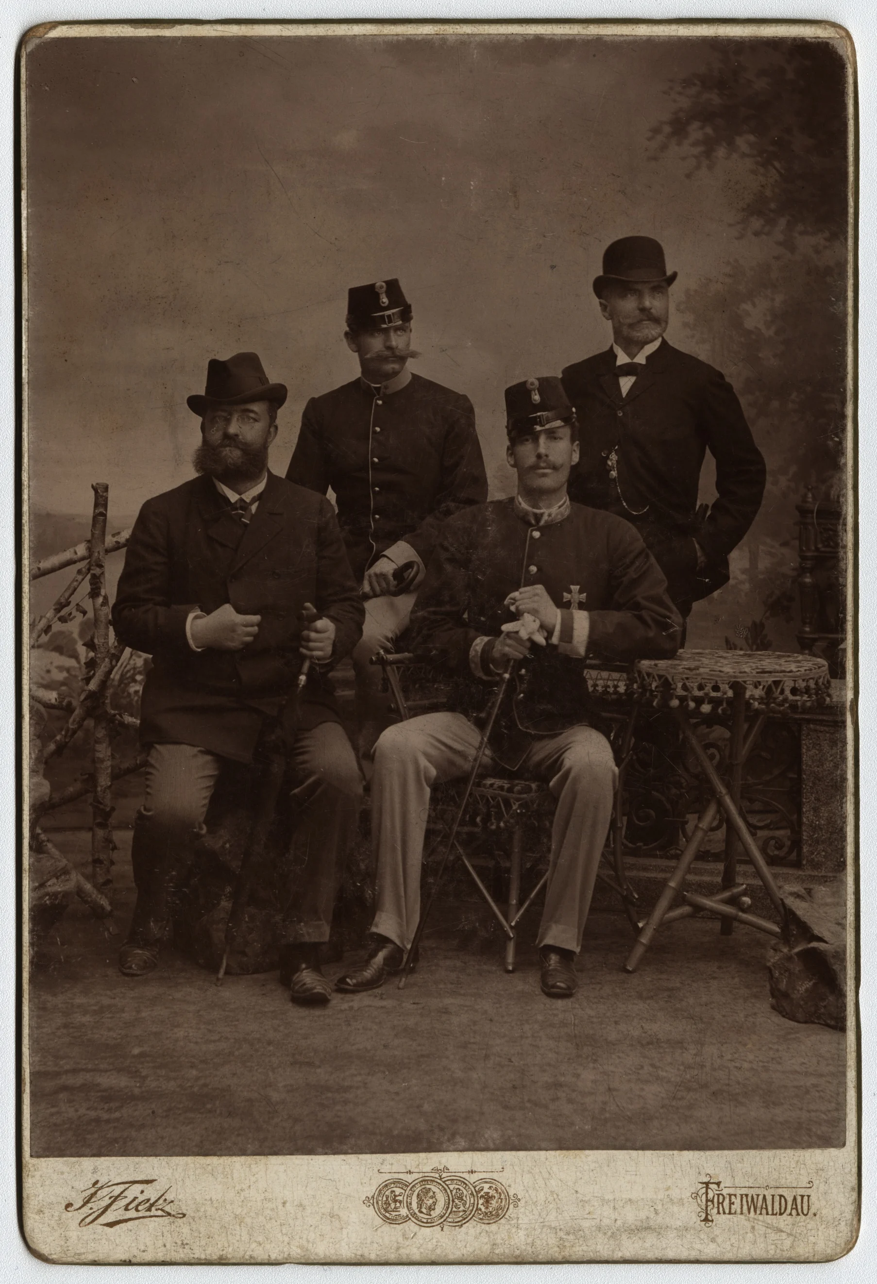 Náhledový obrázek předmětu Kabinetní fotografie, arcivévoda Evžen Rakousko-Těšínský se společníky (1892)