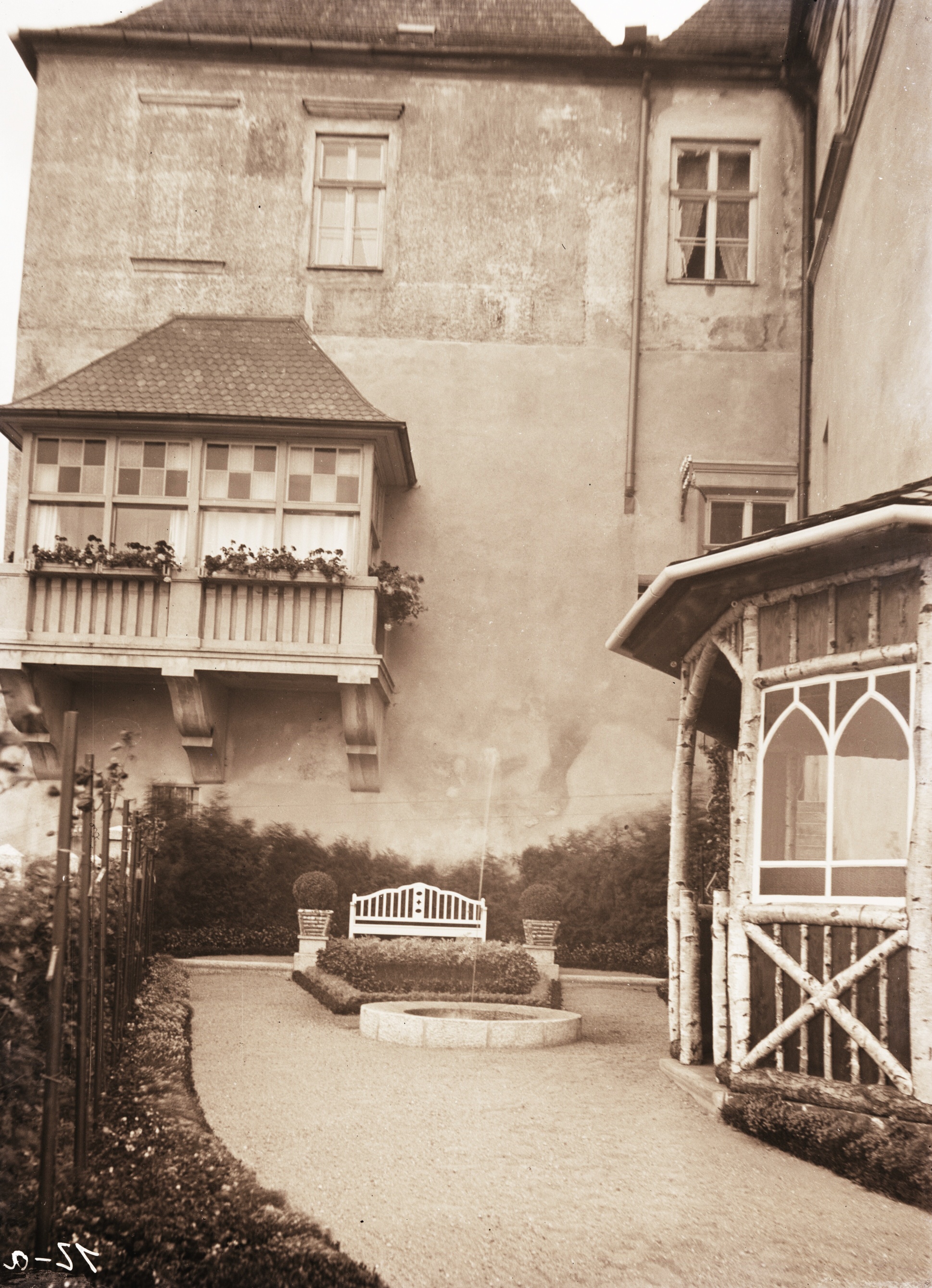 Náhledový obrázek Nádvoří zámku Jánský vrch (skleněný negativ) - 1