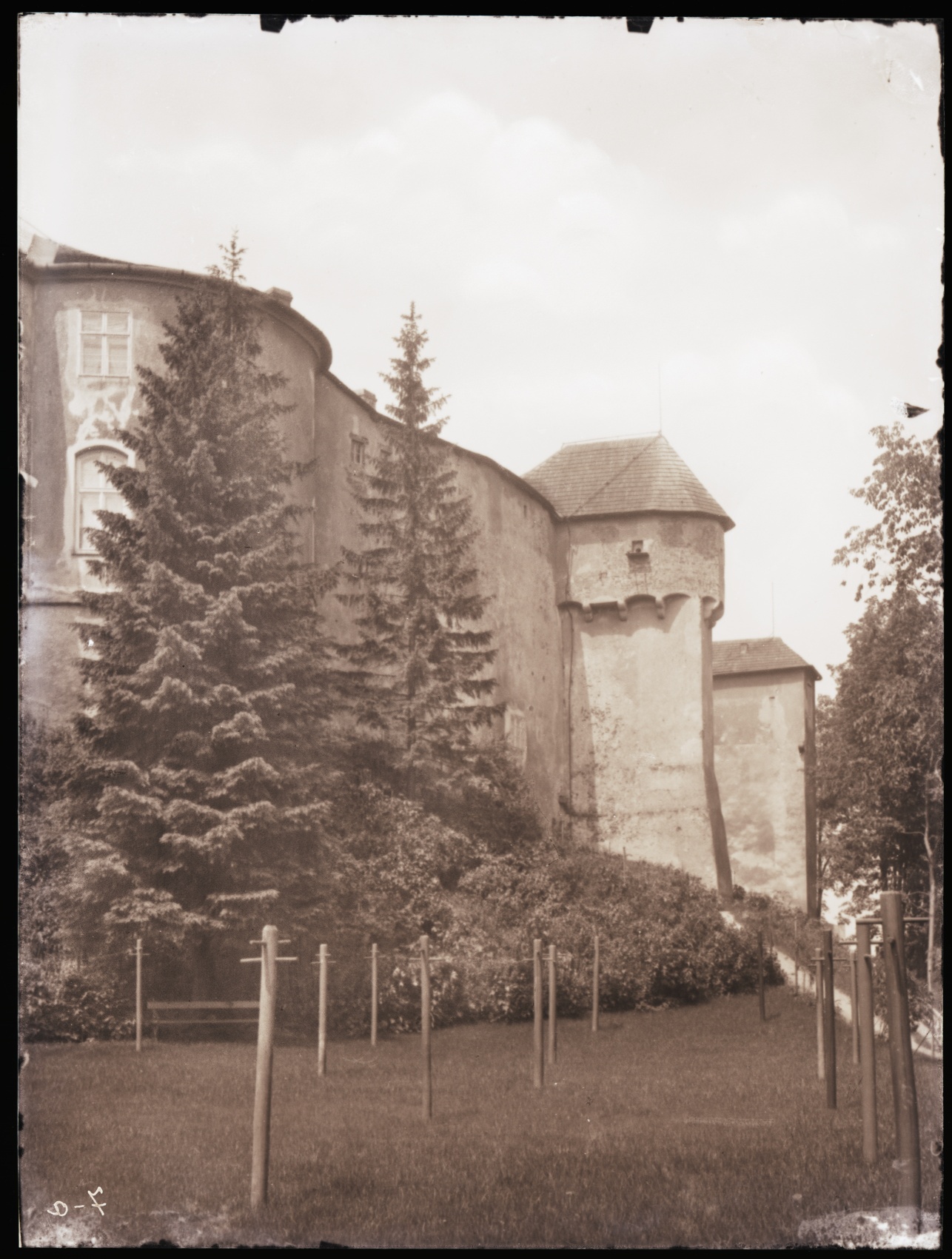 Náhledový obrázek Část zámku Jánský Vrch (skleněný negativ) - 2