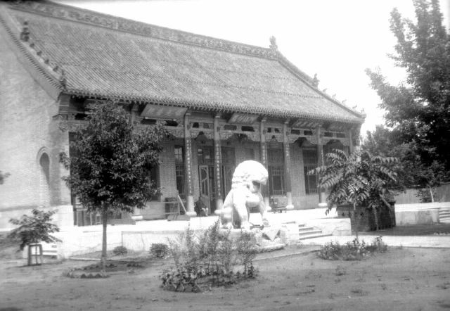 Náhledový obrázek předmětu Nádvoří buddhistického chrámu