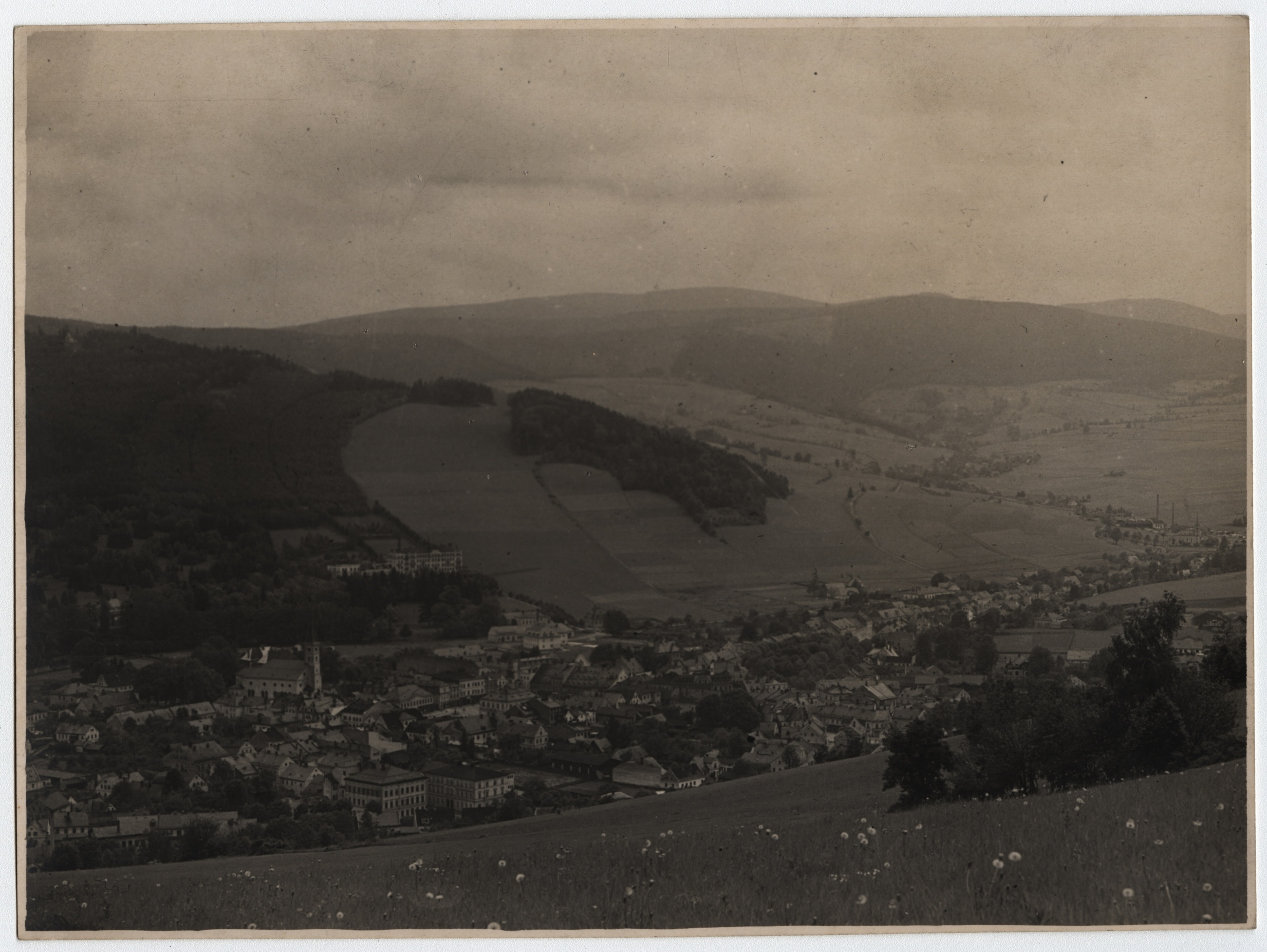 Náhledový obrázek Pohled na Jeseník (čb. fotografie) - 1