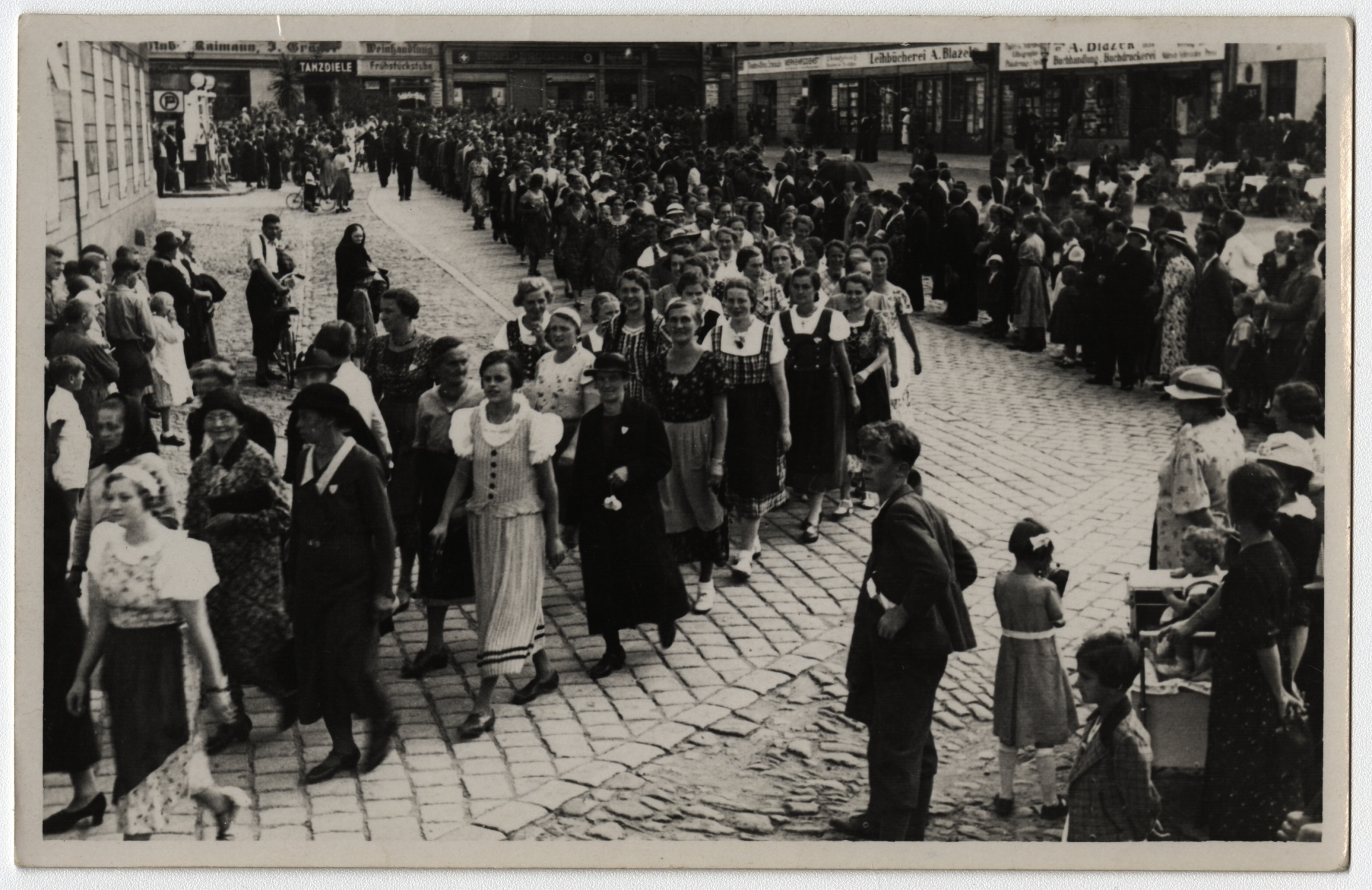 Náhledový obrázek Průvod r. 1937 na jesenickém náměstí (poštovní dopisnice) - 1