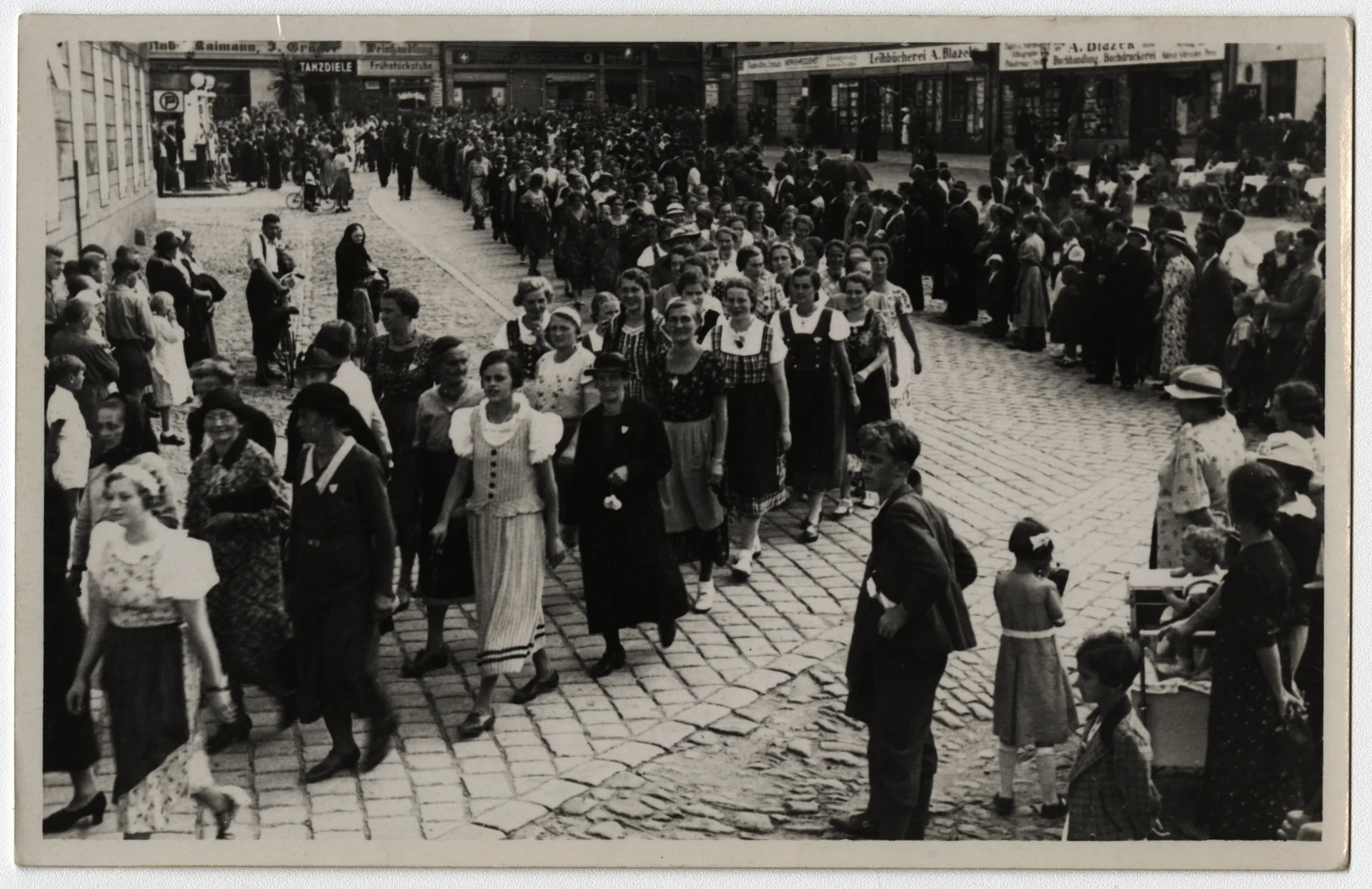 Náhledový obrázek předmětu Průvod r. 1937 na jesenickém náměstí (poštovní dopisnice)