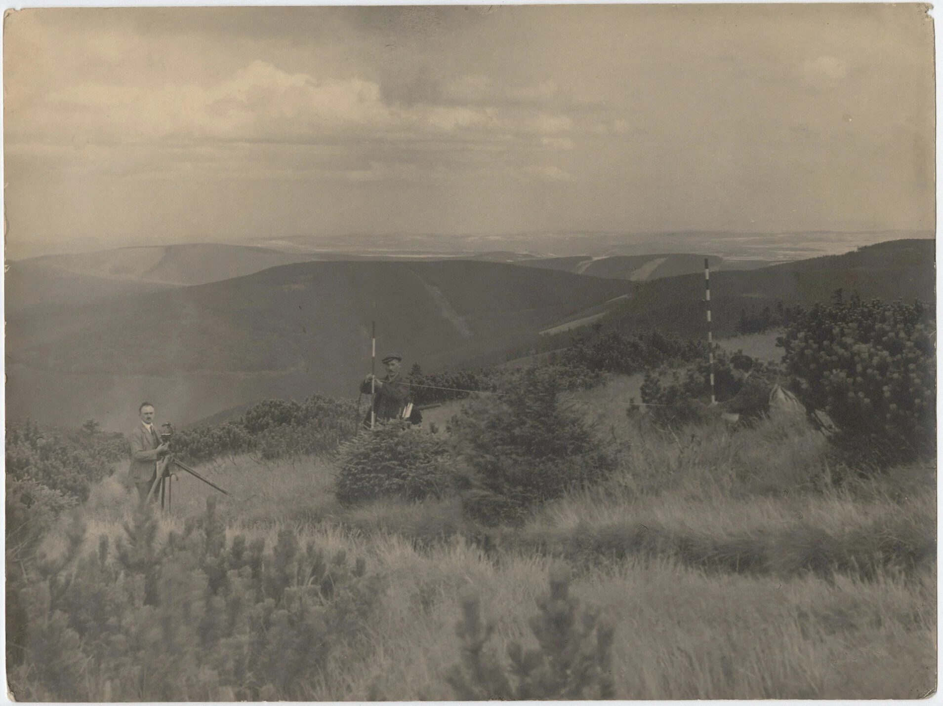 Náhledový obrázek předmětu Zeměměřiči na Malém Dědu (černobílá fotografie)