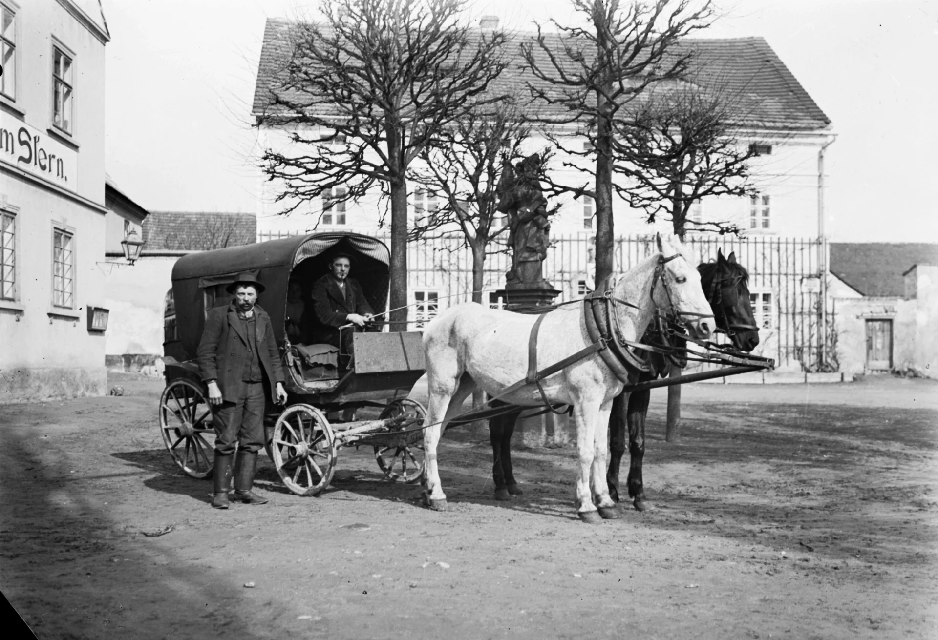 Náhledový obrázek předmětu Poštovní drožka z Bílé Vody do Javorníka (skleněný negativ)
